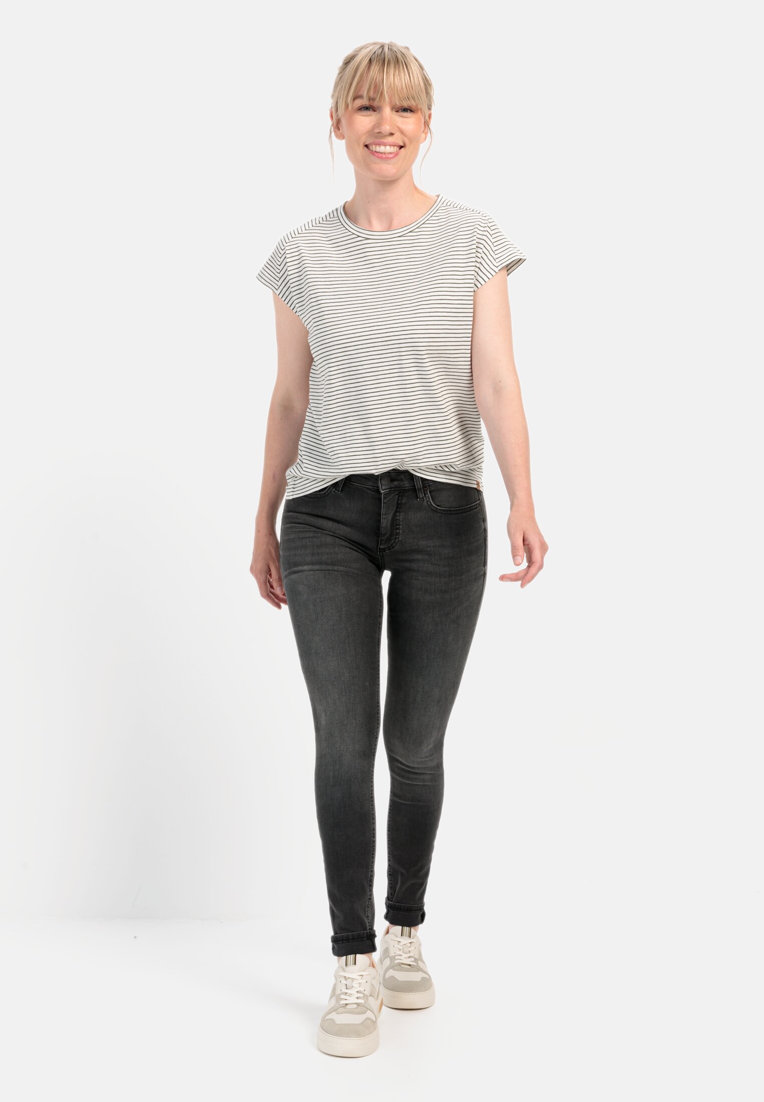 Damen Slim Fit Denim Grau getragen vorne Ganzkörper