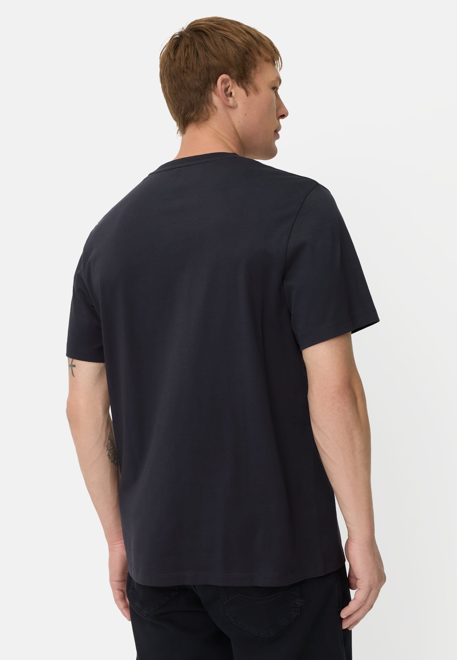 Herren T-Shirt mit Logoprint aus organic Cotton Navyblau getragen hinten