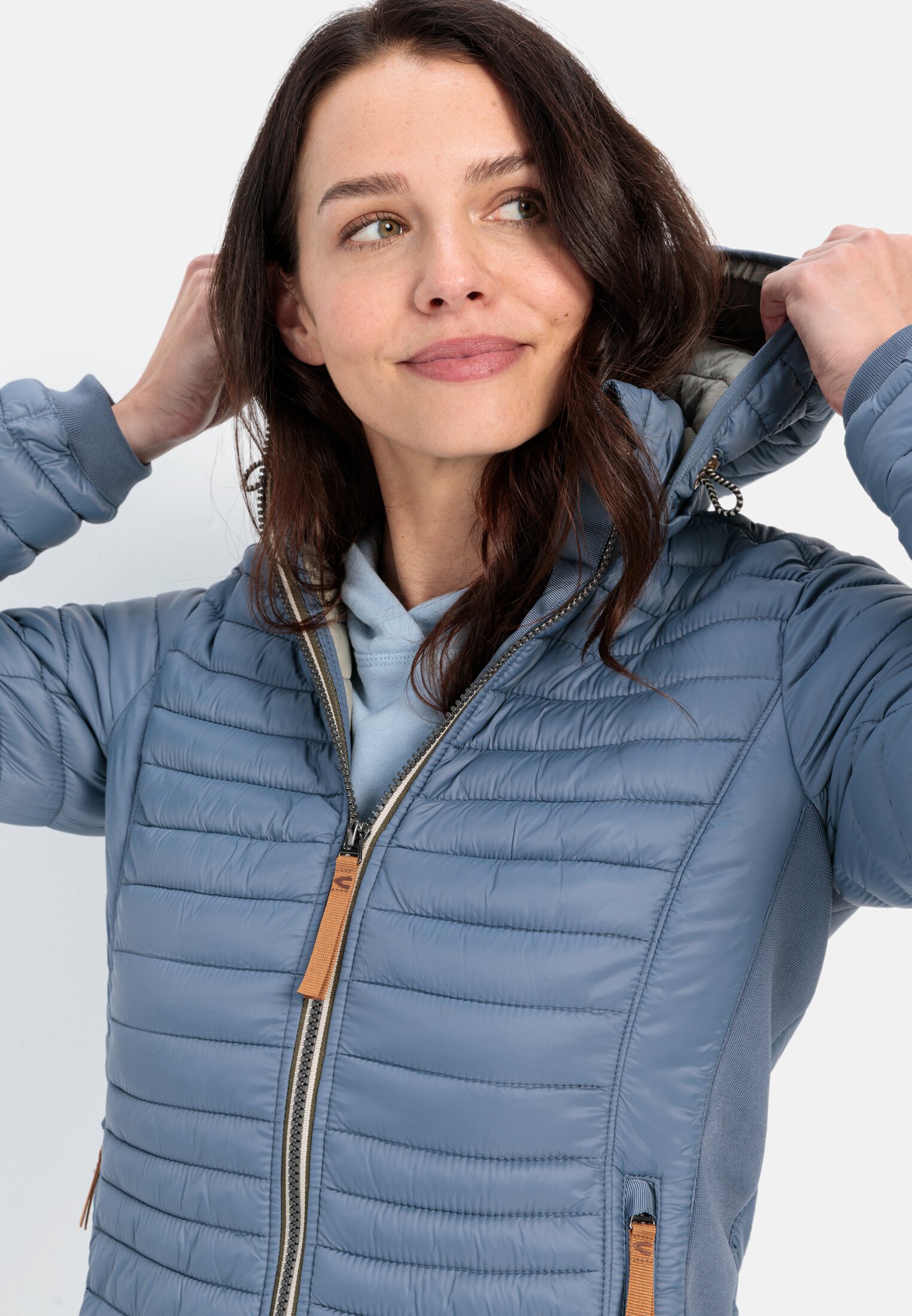Damen Leichte Steppjacke aus recyceltem Polyamid Blau getragen detailliert nah