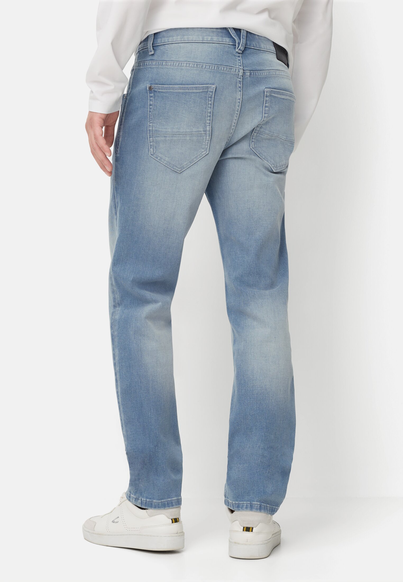 Heren fleXXXactive© Regular fit jeans in 5-pocketdesign gedragen achter