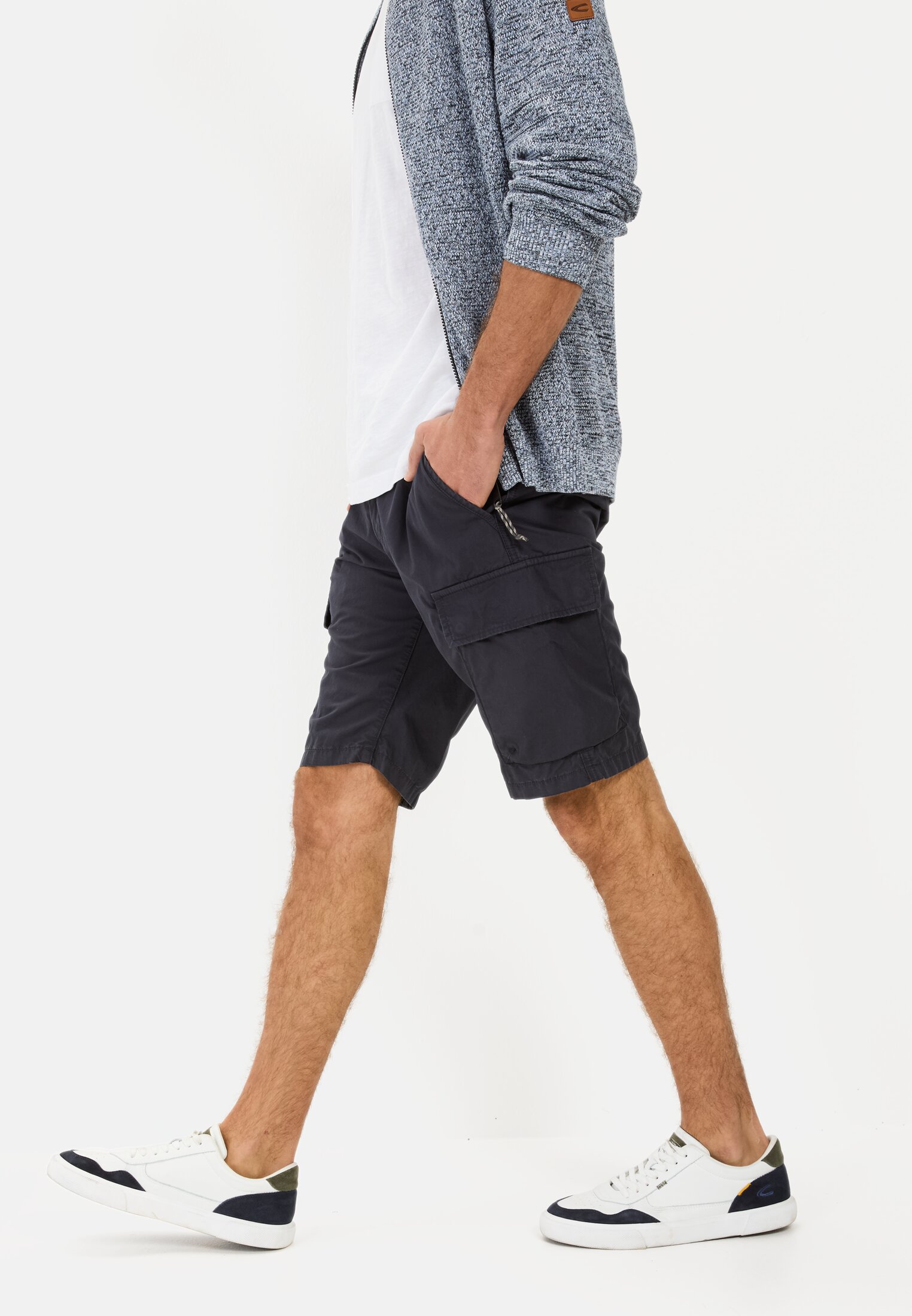 MI_96R57-5F50-48_M4-00 Men Cargo Shorts Regular Fit Dark Blue worn emotional