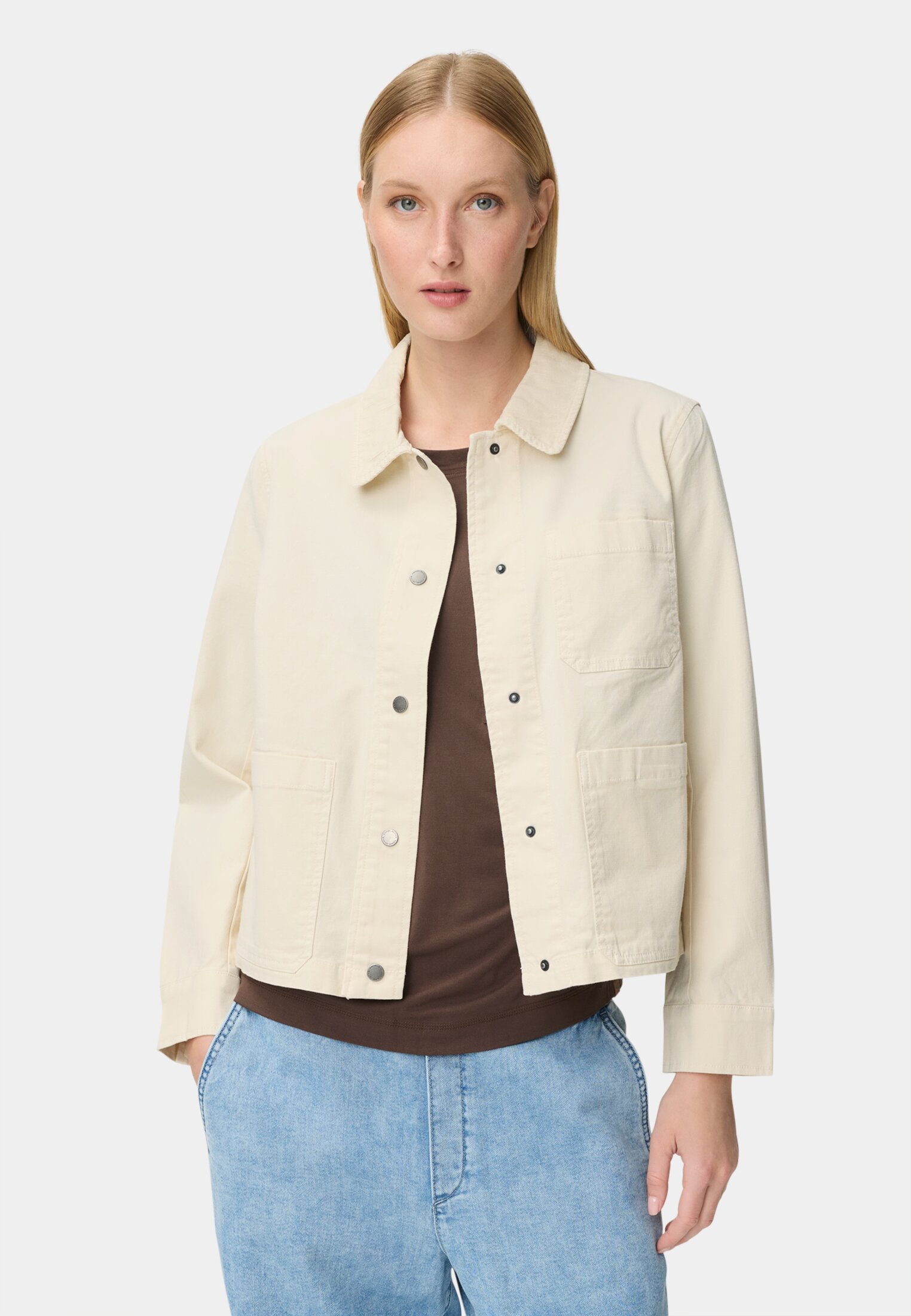 Damen Indoor Blazer mit Brusttaschen Milchweiß getragen vorn