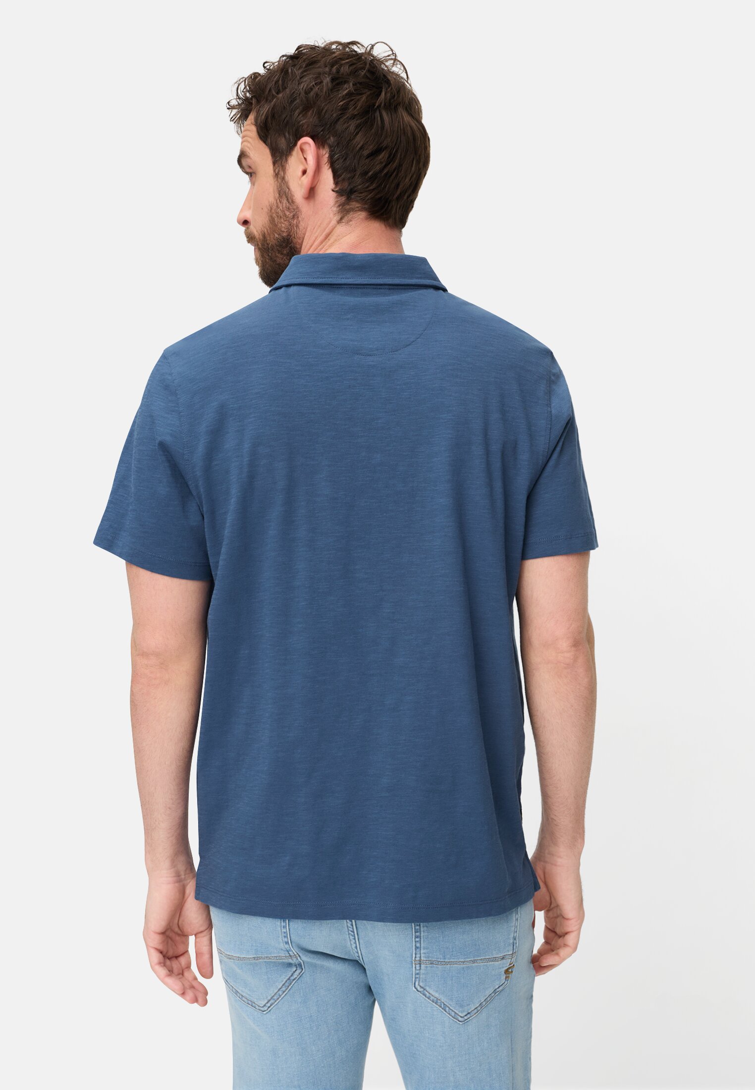 Herren Poloshirt aus reiner Baumwolle Indigoblau getragen hinten