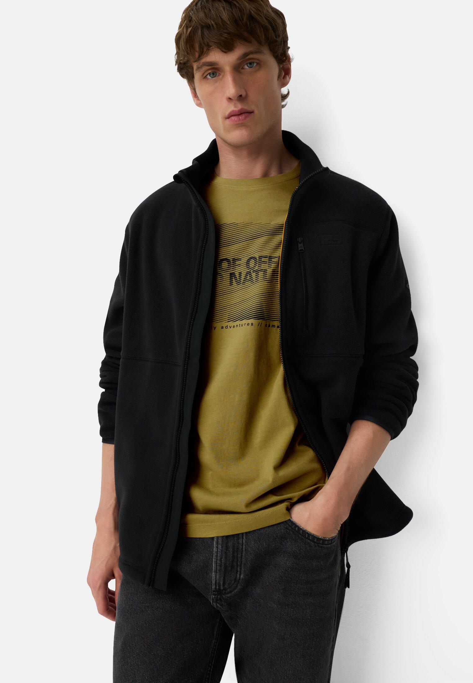 Herren T-Shirt mit Print aus nachhaltigem Organic Cotton Moosstein getragen emotional