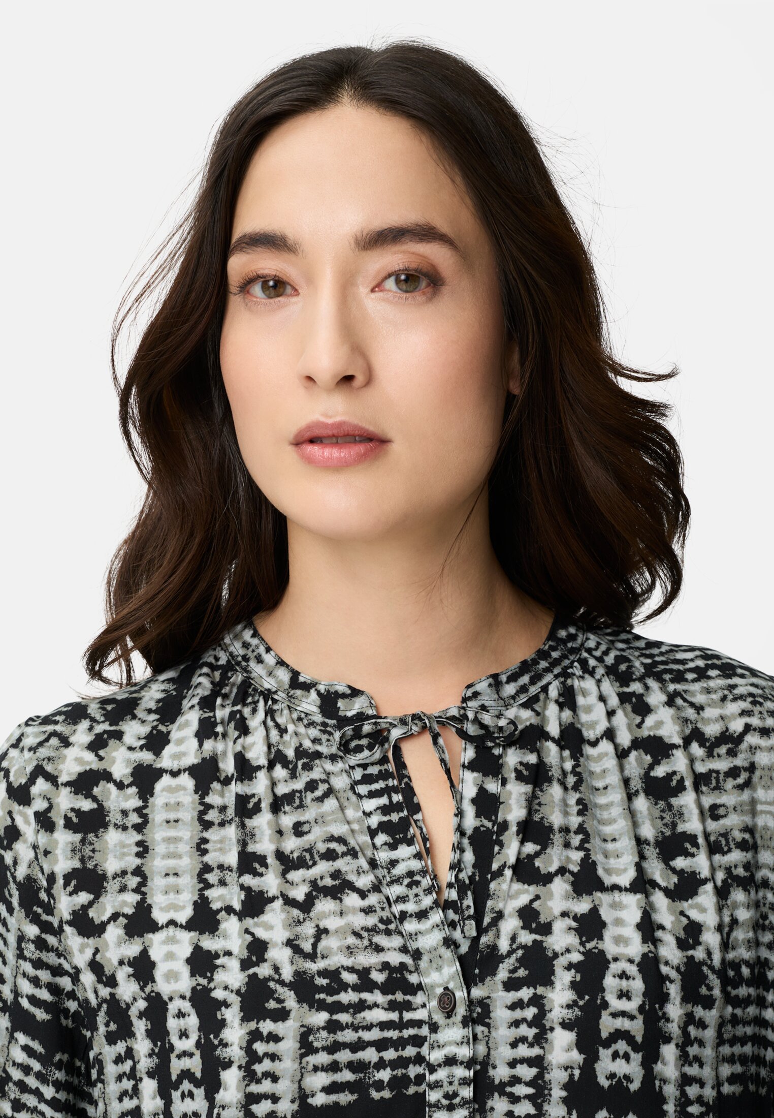 Women Long-sleeved dress made of pure viscose Caviar AOP worn detail close