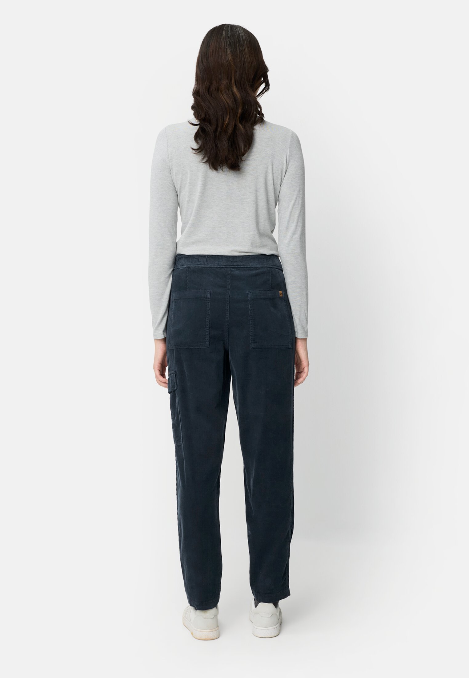 Damen Cargo-Hose aus reiner Baumwolle Nachtblau getragen hinten