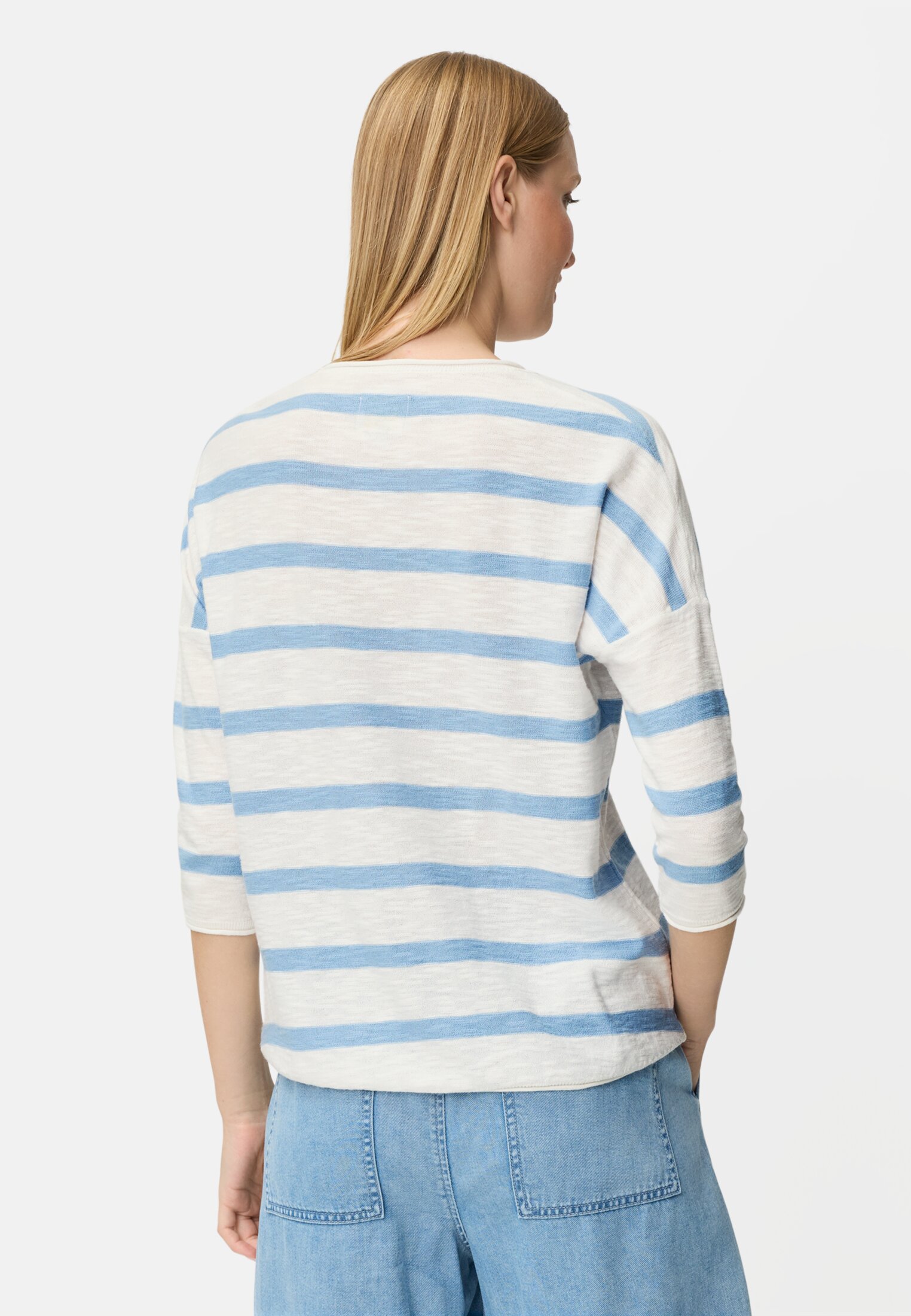 Damen Leichter Strickpullover mit Brusttasche Hellblau getragen hinten