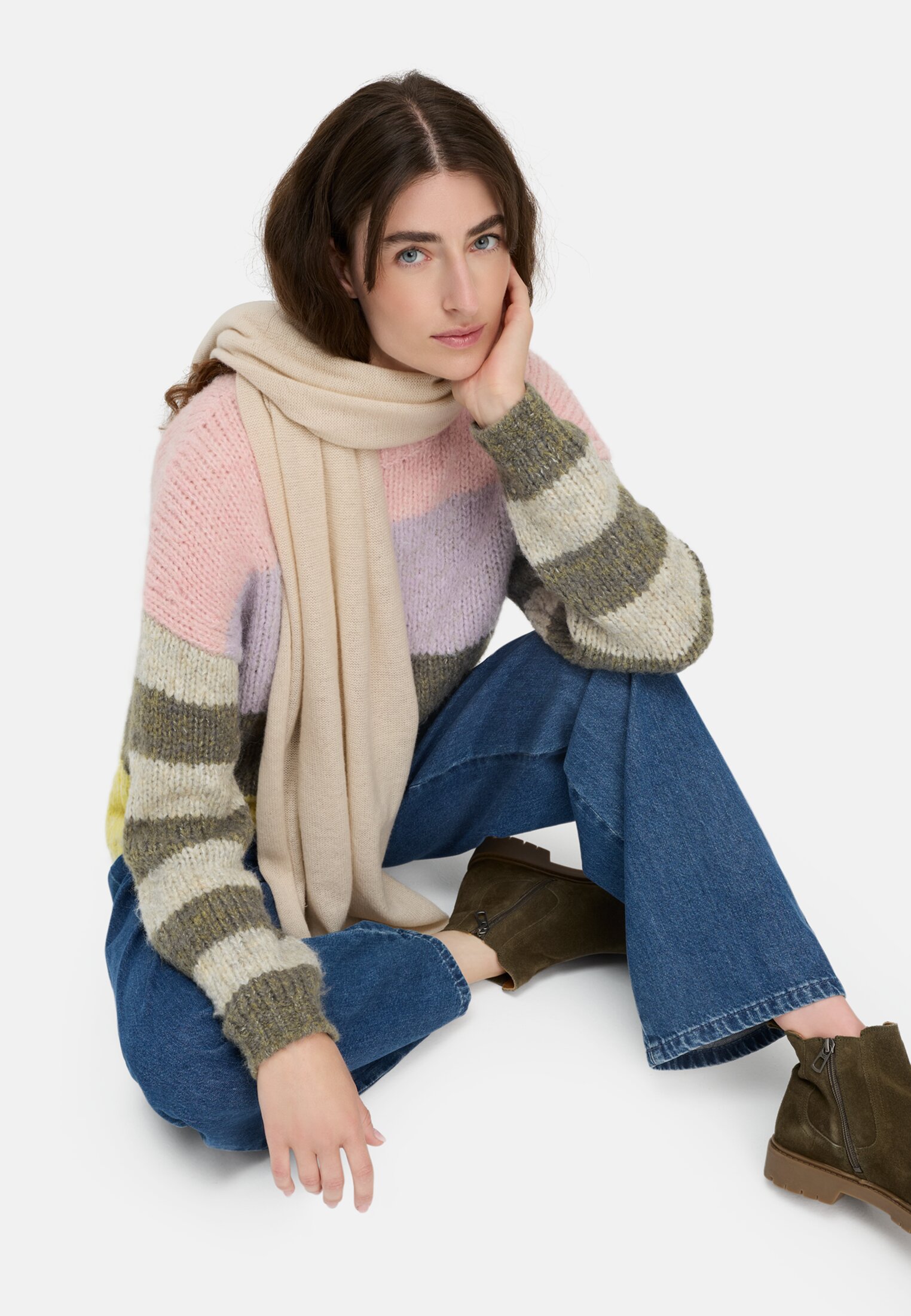 Damen Weicher Pullover im Boxy Fit Beere getragen emotional