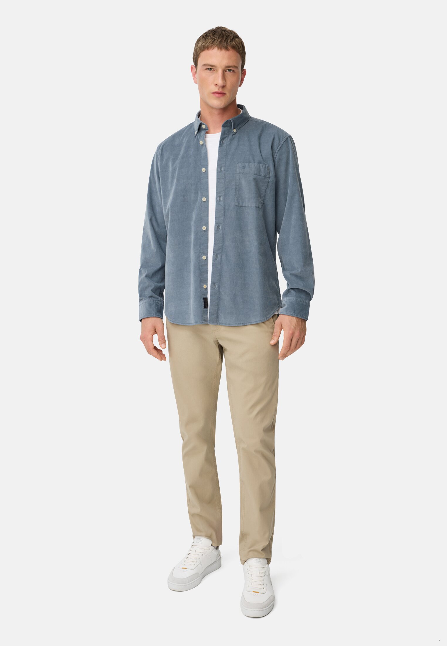 Herren Langarm Shirt mit Button-Down-Kragen und Brusttasche Steinblau getragen vorne Ganzkörper