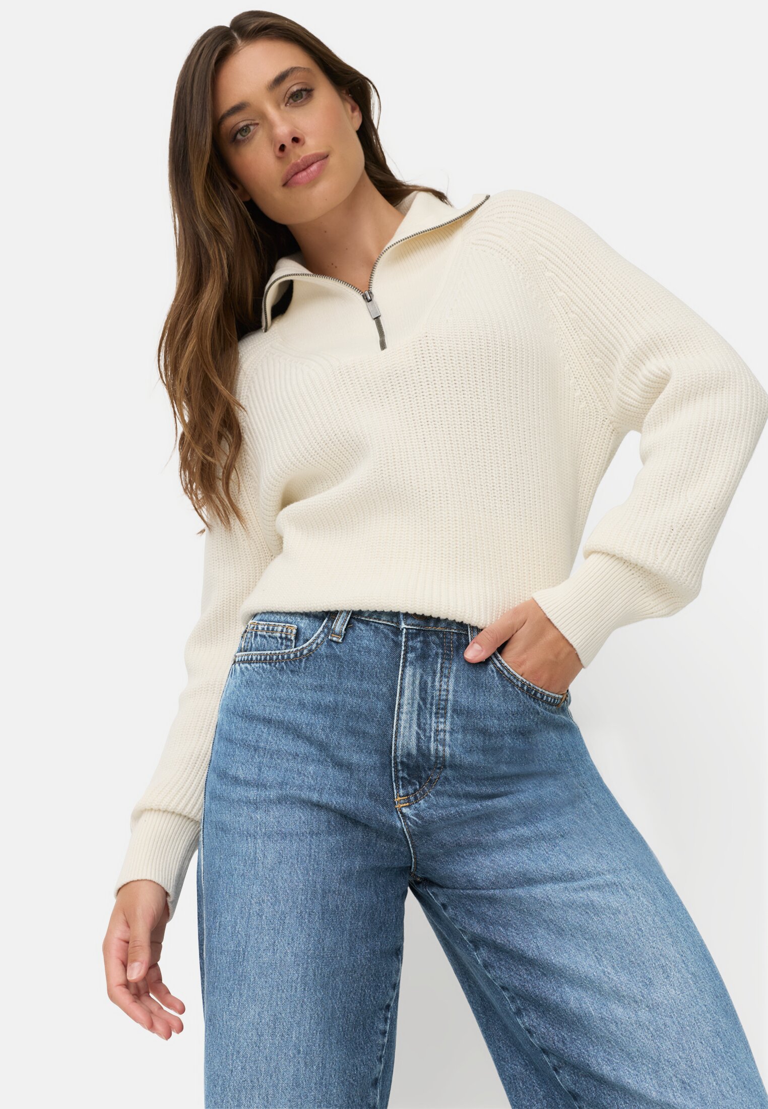 Damen Barrel Jeans mit Gürtelschlaufen Nebelblau getragen emotional