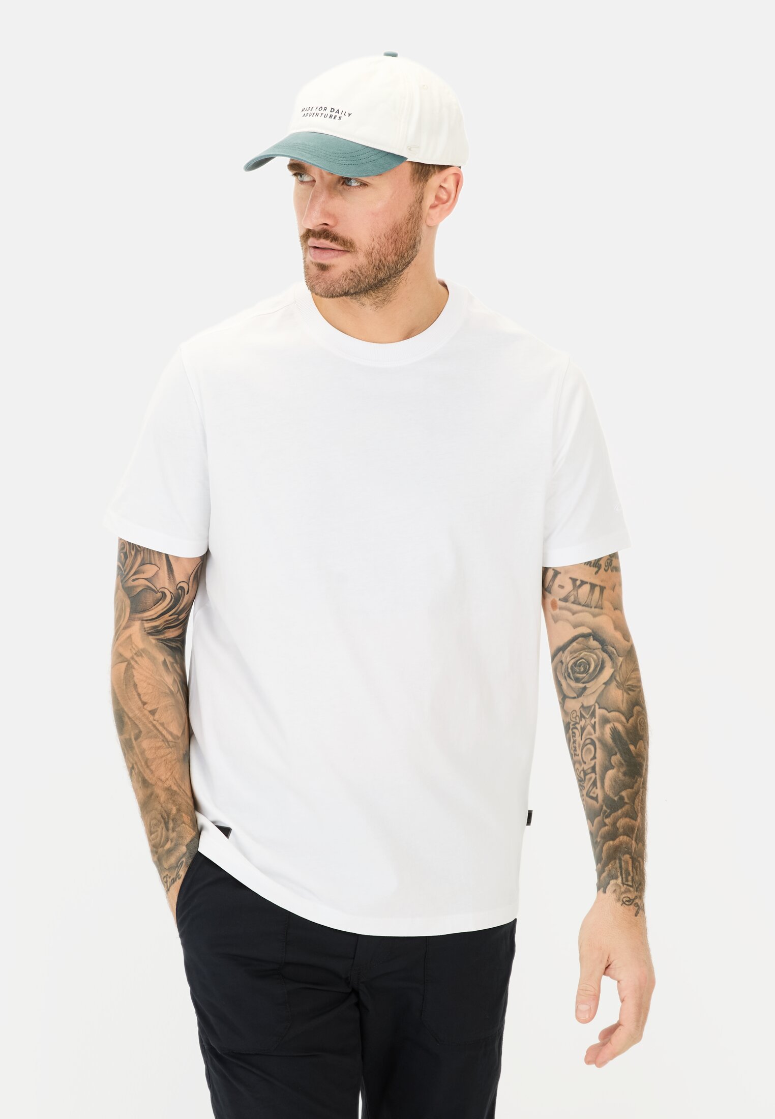 Herren T-Shirt aus reiner Baumwolle mit Print Weiß getragen vorn