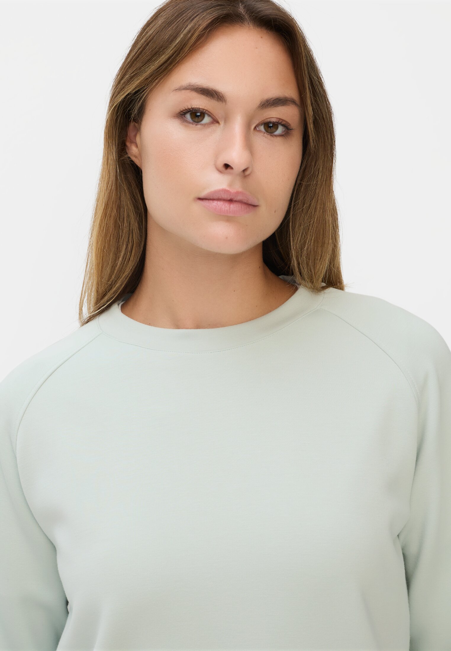 Women Sweatshirt with raglan sleeves worn detail close