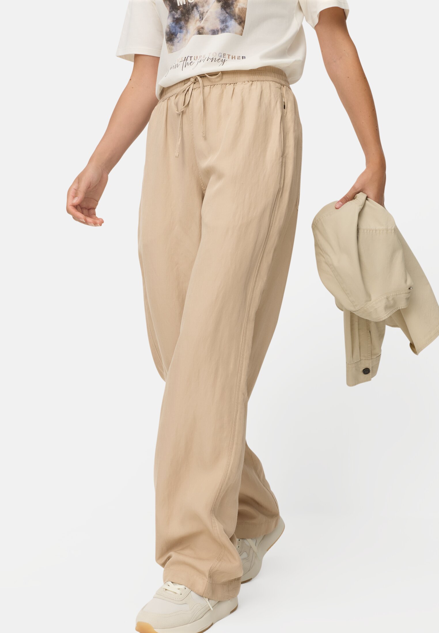Damen Casual Hose mit weitem Bein Sand getragen emotional