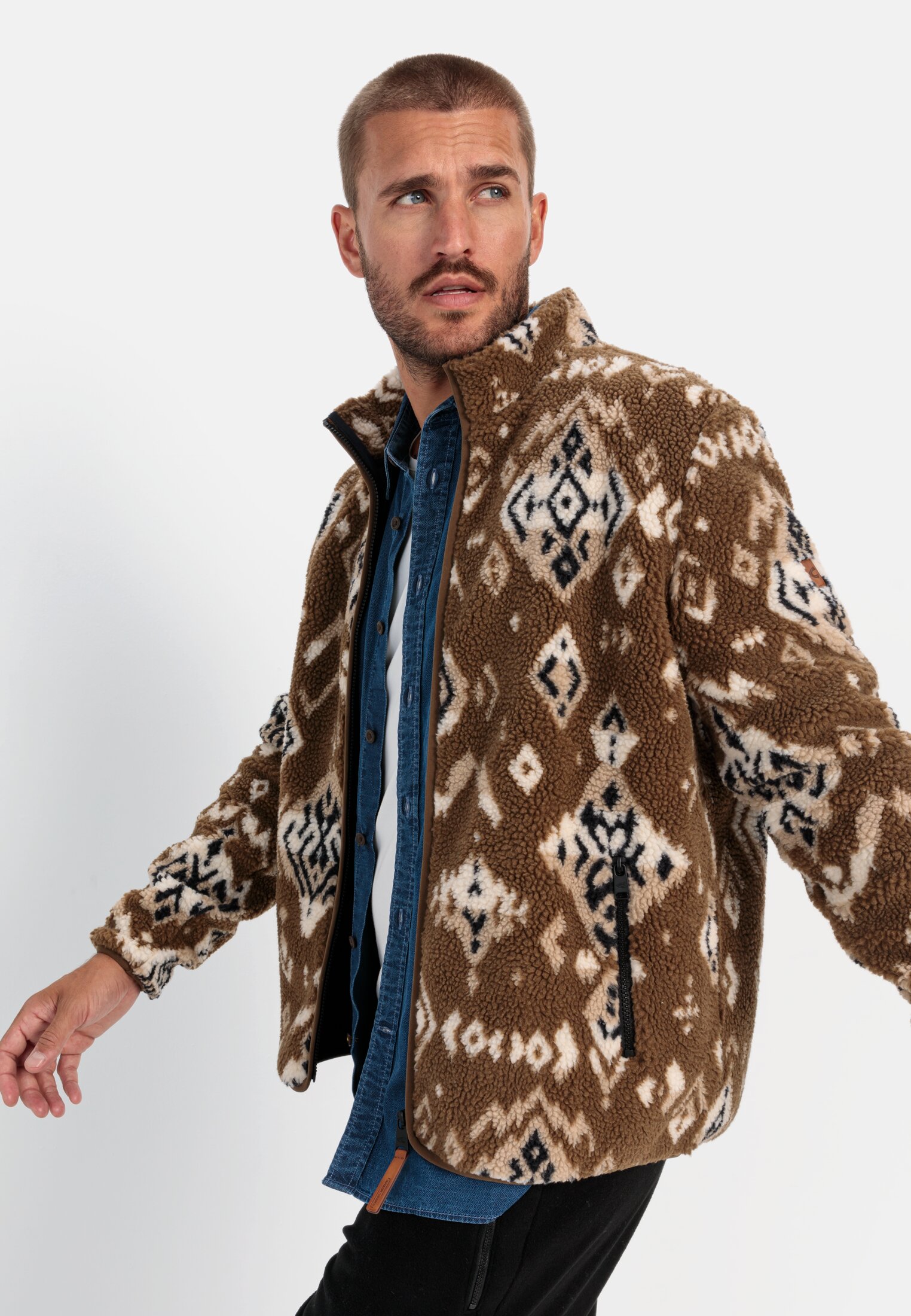 Herren Fleecejacke mit Stehkragen Braun getragen emotional