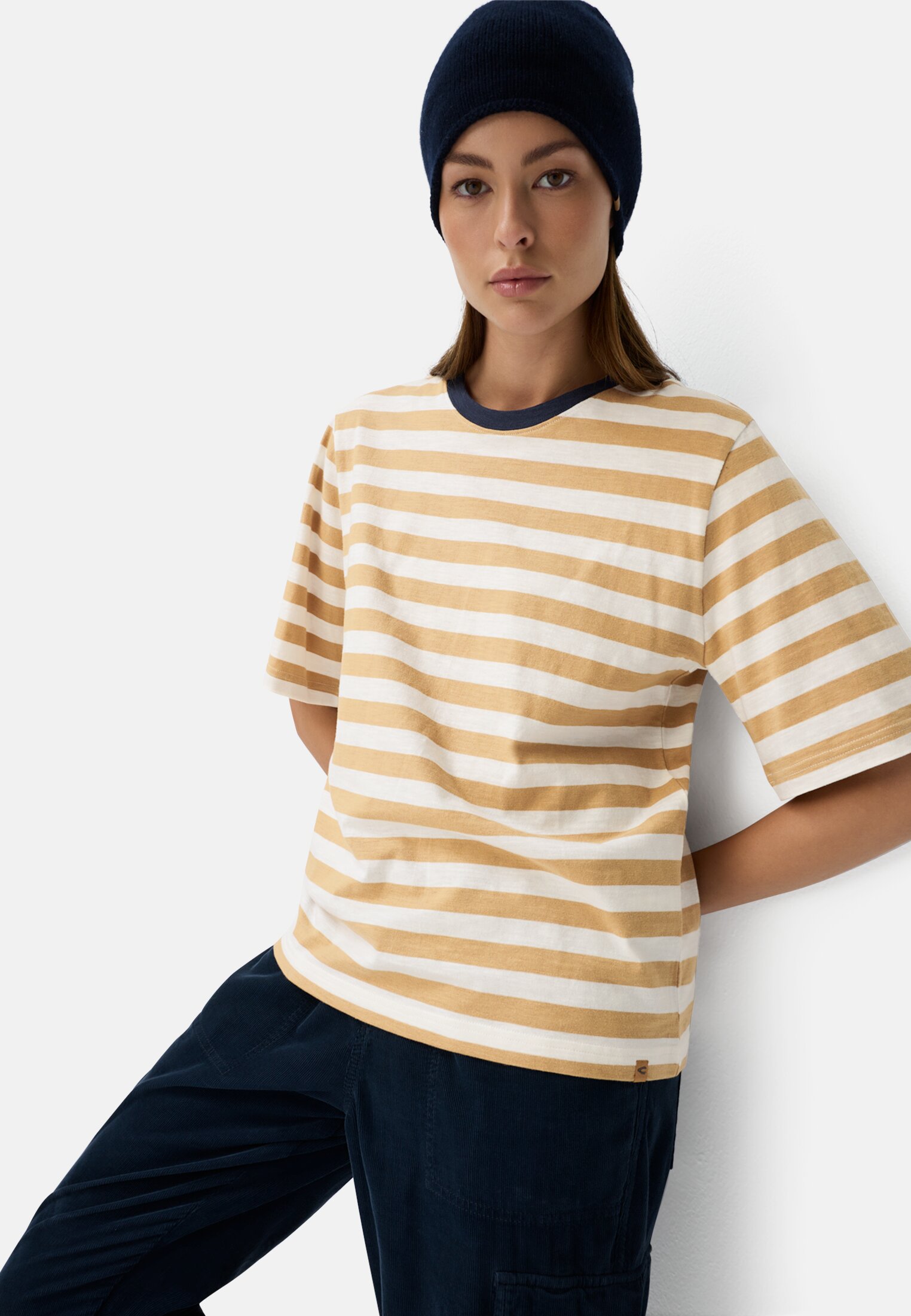 Damen T-Shirt mit Streifenmuster Karamell getragen emotional