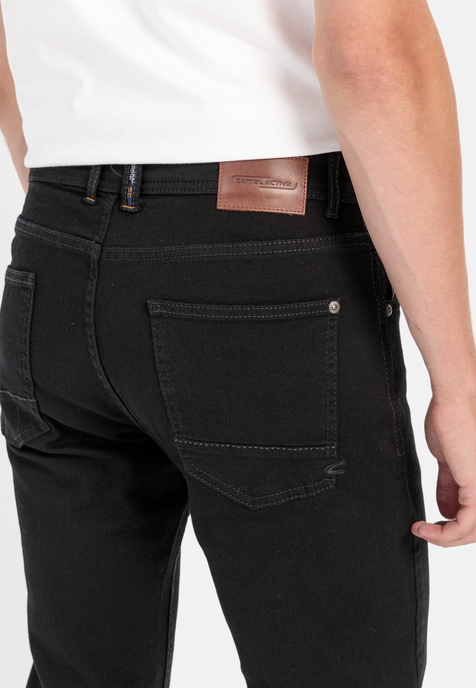 Herren Regular Fit Jeans mit 2-Wege Stretch Schwarz getragen detailliert nah