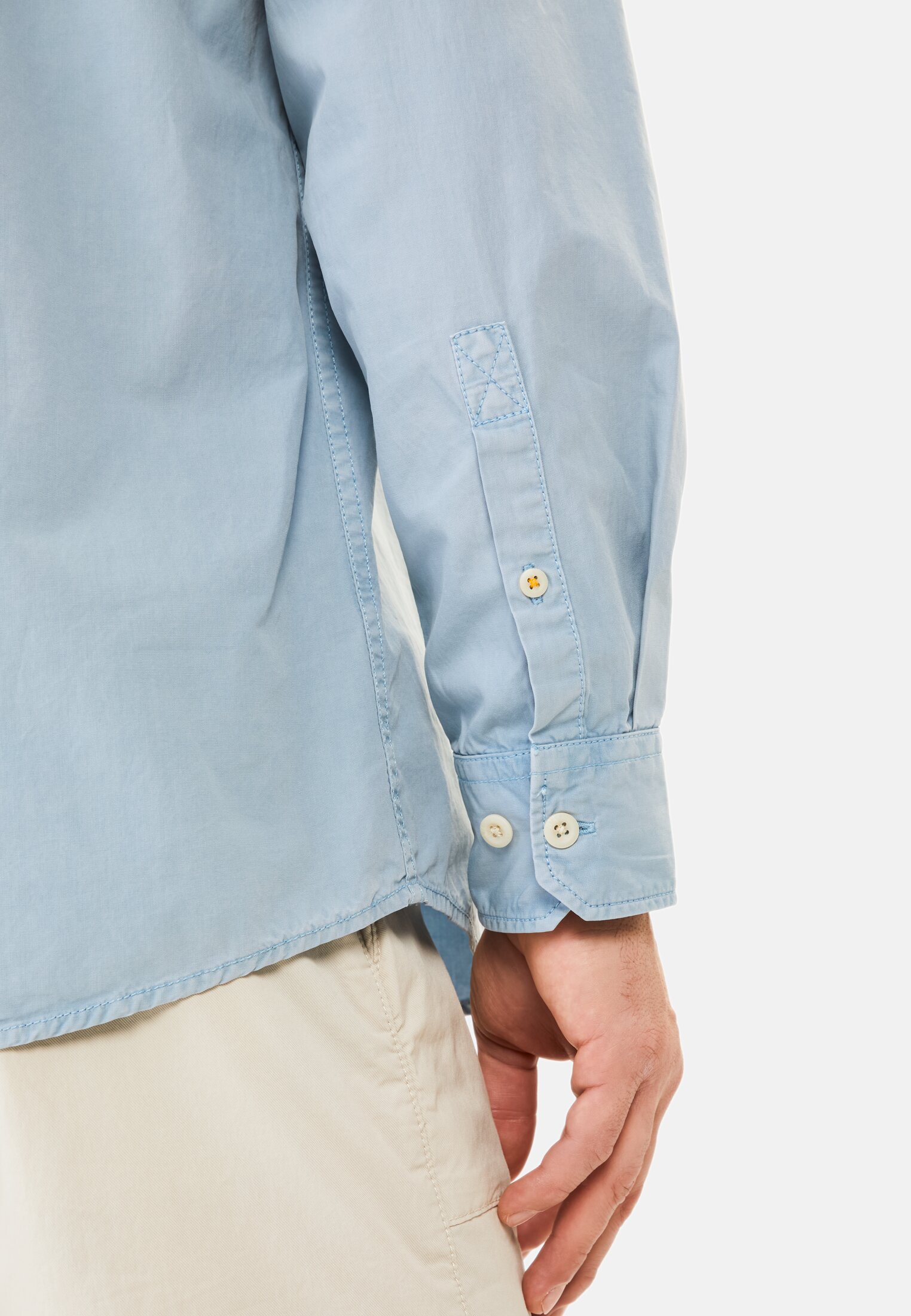 Men Cotton shirt with chest pocket Blue worn detail close