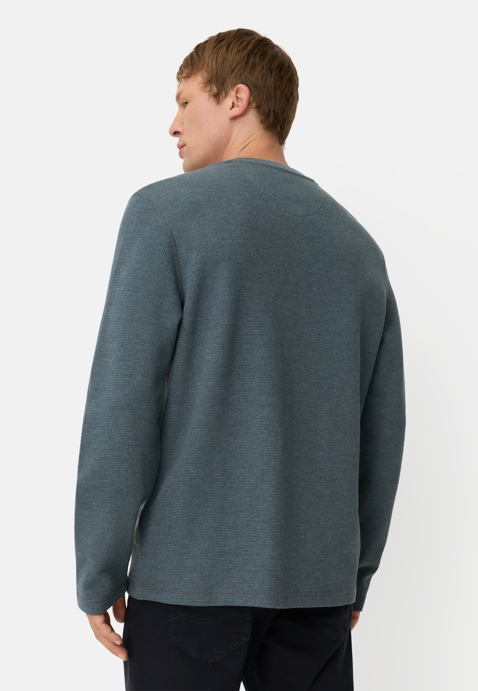 Herren Henley-Shirt aus Organic Cotton Tintenblau getragen hinten