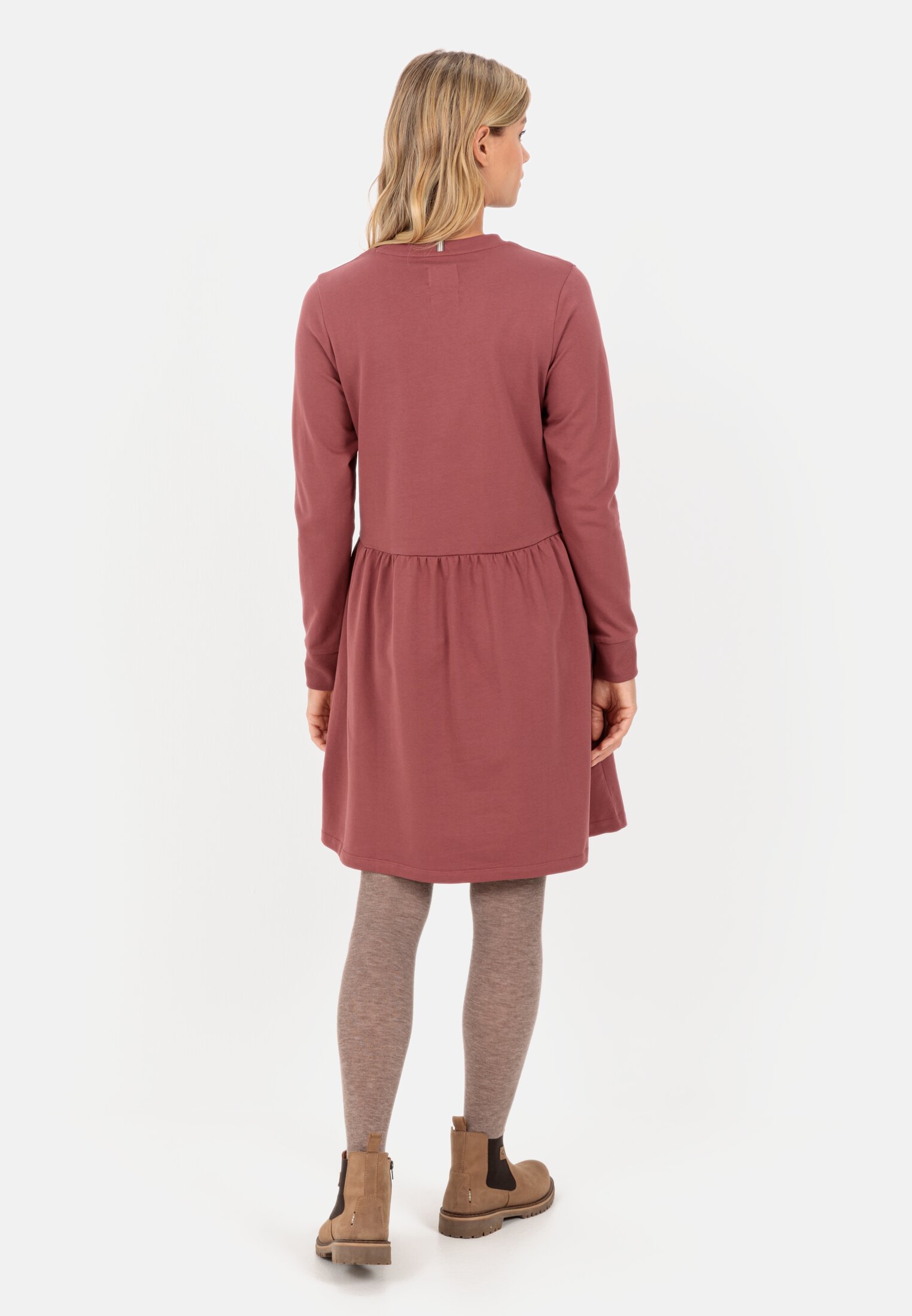 Damen Sweatkleid aus Organic Cotton Rot Braun getragen hinten