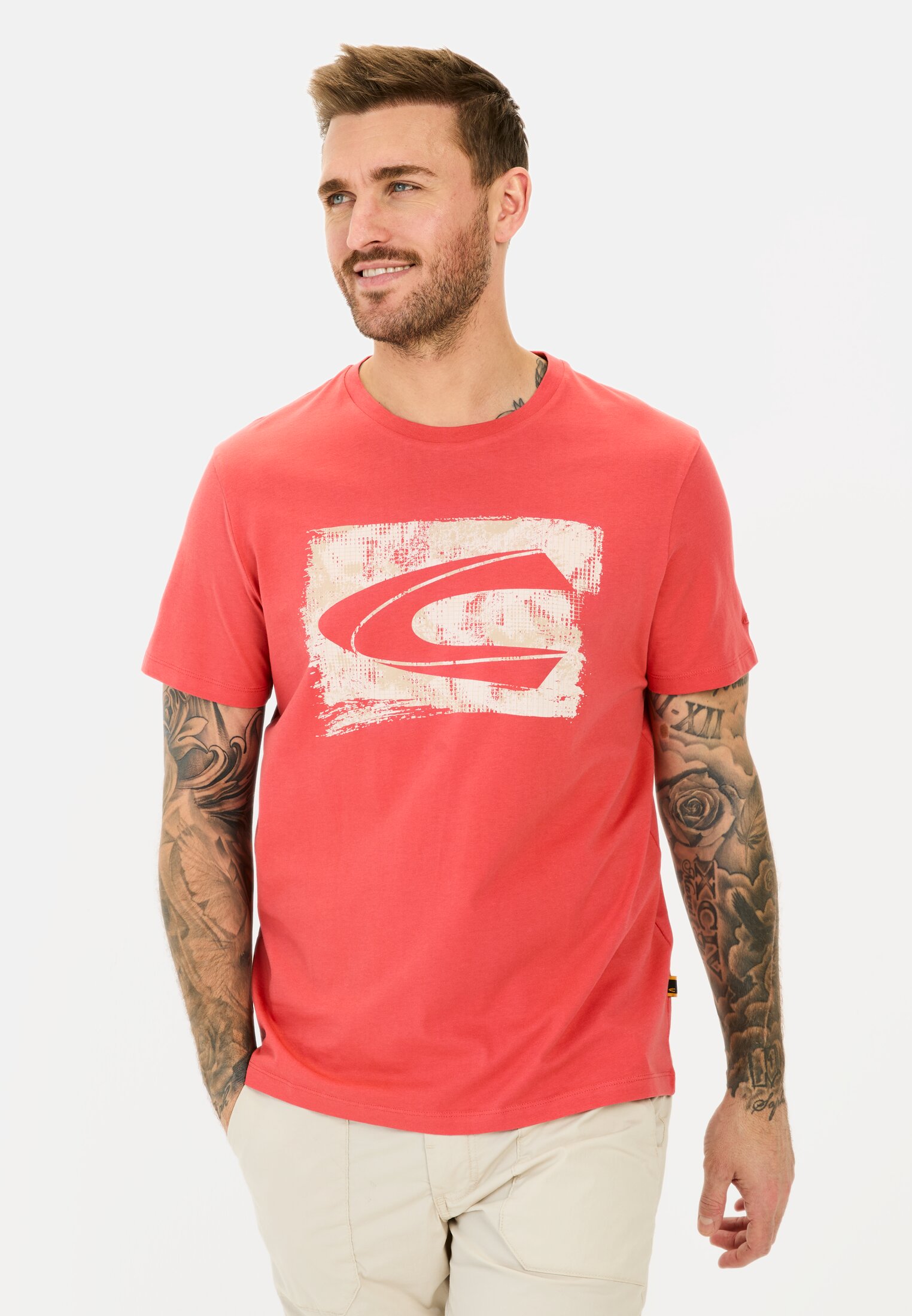Men T-shirt made from organic cotton Sunfaded Red worn front