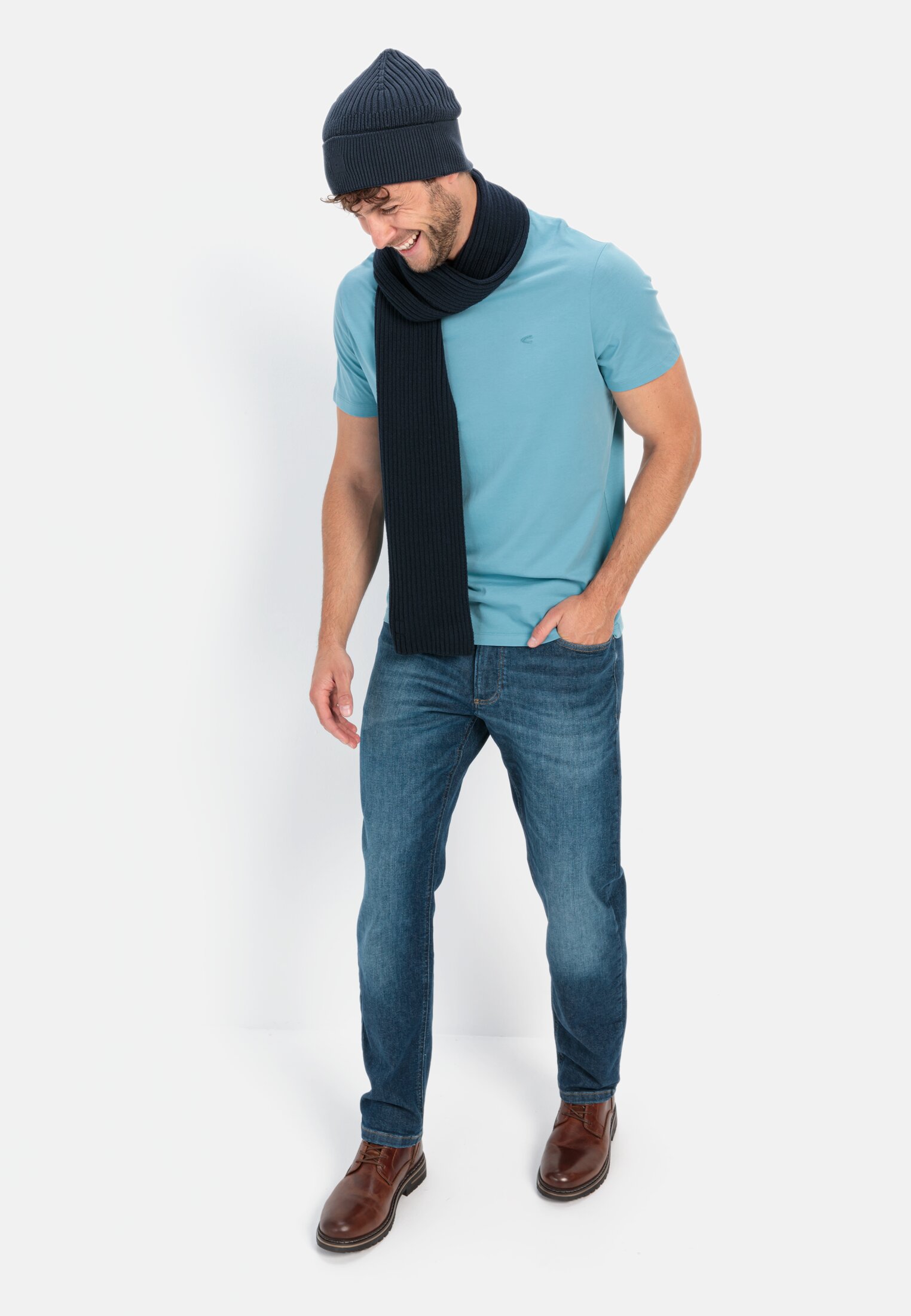 Herren Basic T-Shirt mit Rundhals aus Organic Cotton Hellblau getragen vorne Ganzkörper