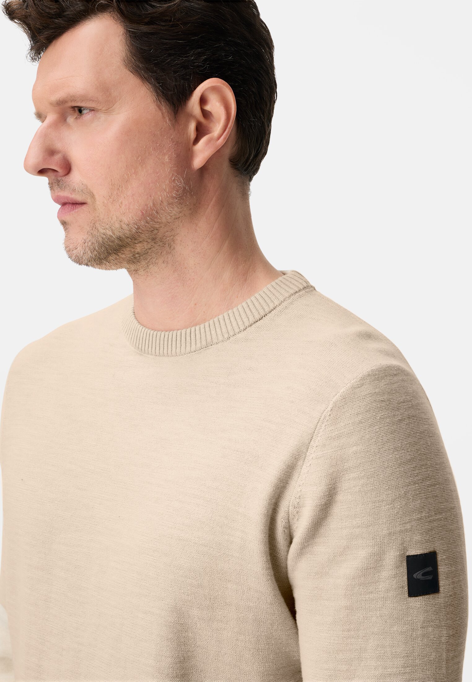 Heren Gebreide trui van puur katoen Beige gedragen detail dichtbij