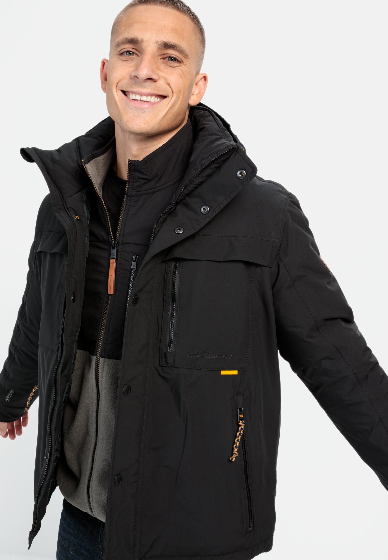 Herren teXXXactive® Funktionsjacke mit abnehmbarer Kapuze Schwarz getragen emotional