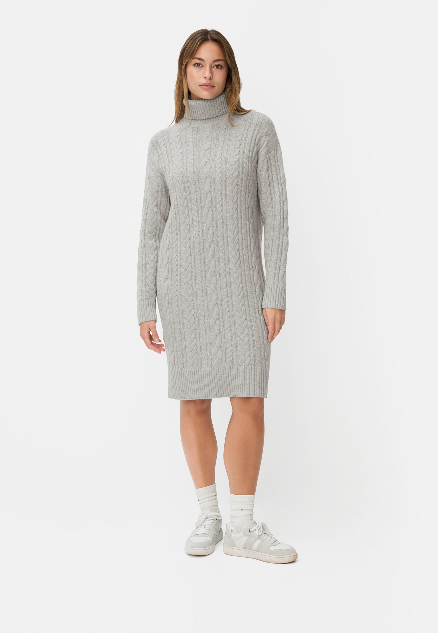 Damen Strickkleid mit Zopfstrickmuster Grau getragen vorn