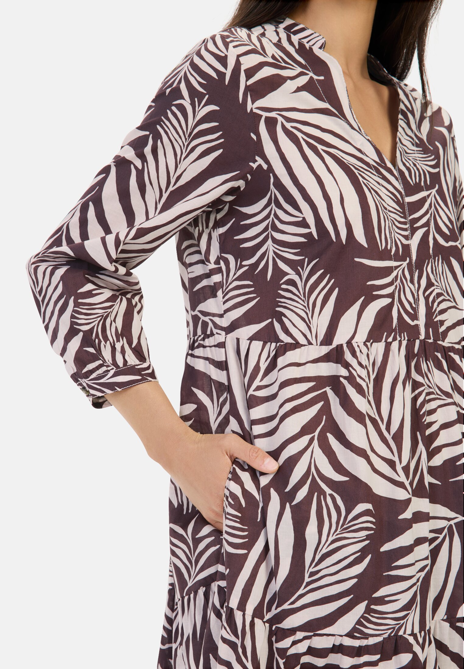 camelactive_Kleid_AOP_391280-5S52-96_M5 Women Midi summer dress with all-over print Dark Red worn detail close