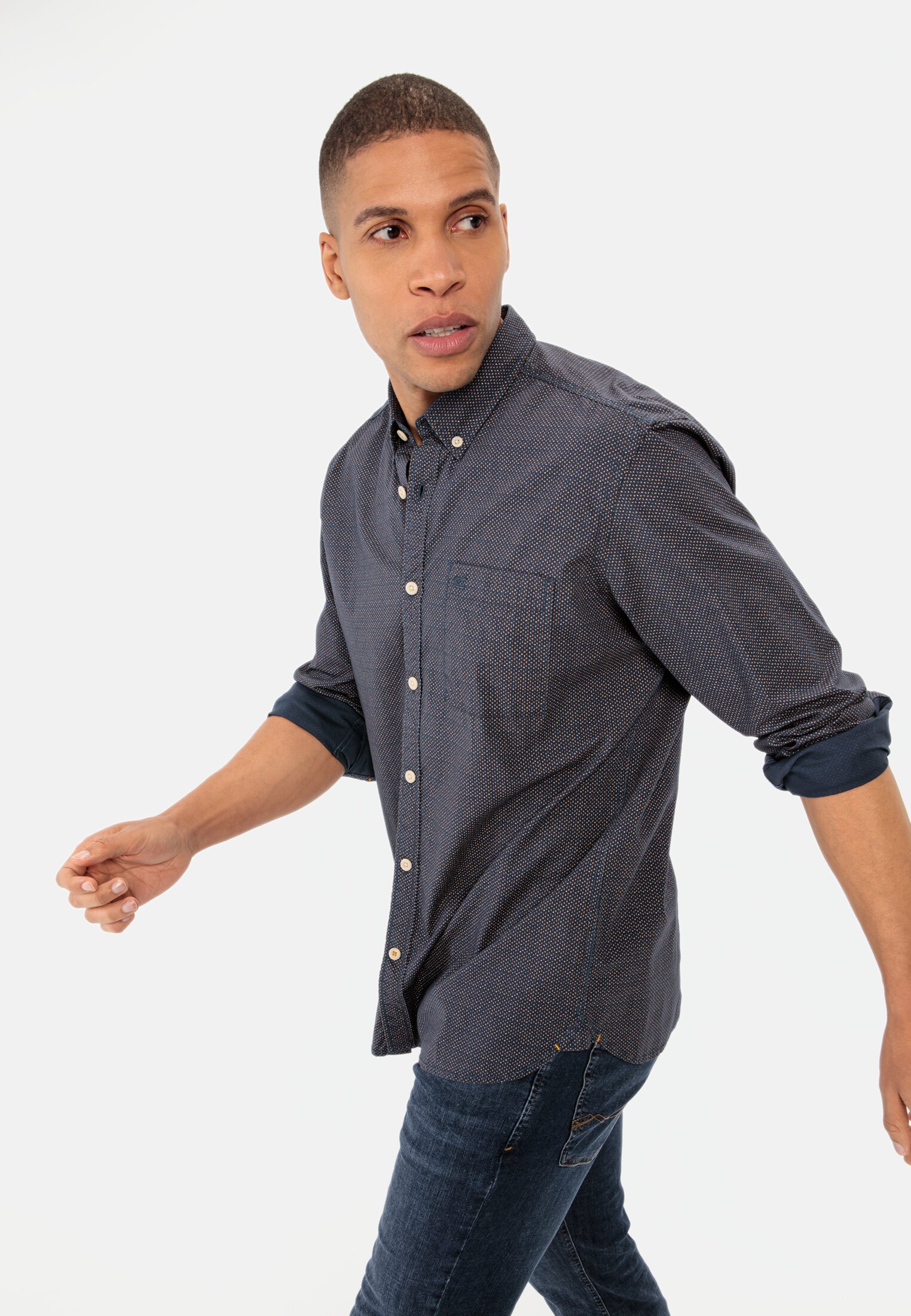 Herren Langarm Hemd mit Allover-Print Dunkelblau getragen emotional