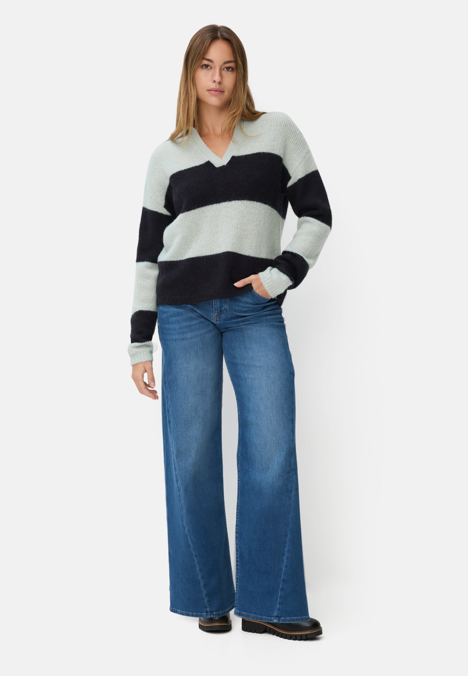 Damen Strickpullover mit Hemdkragen Dunkelblau getragen vorne Ganzkörper