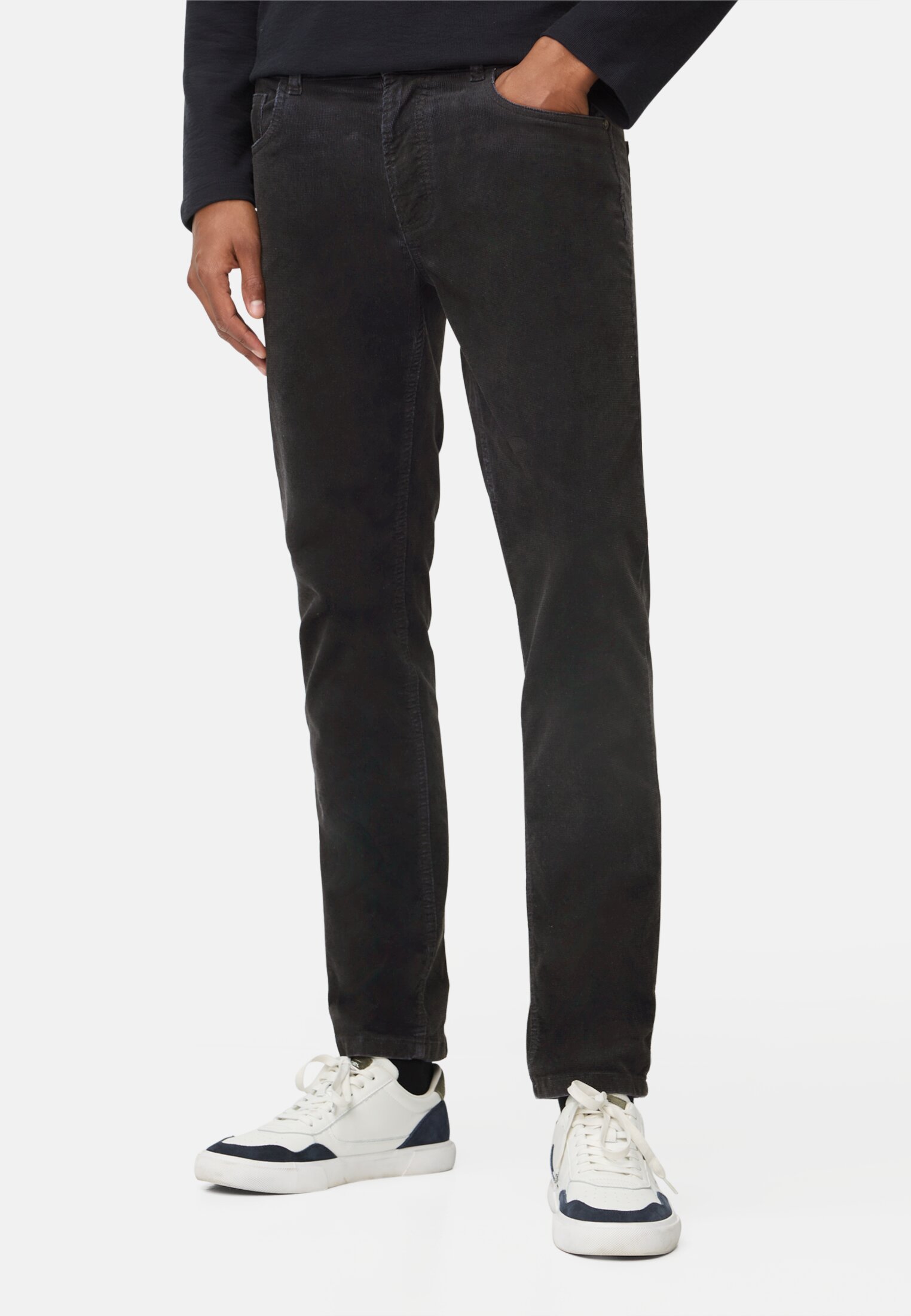 Herren 5-Pkt Regular Fit Hose aus Baumwollmix Navyblau getragen vorn