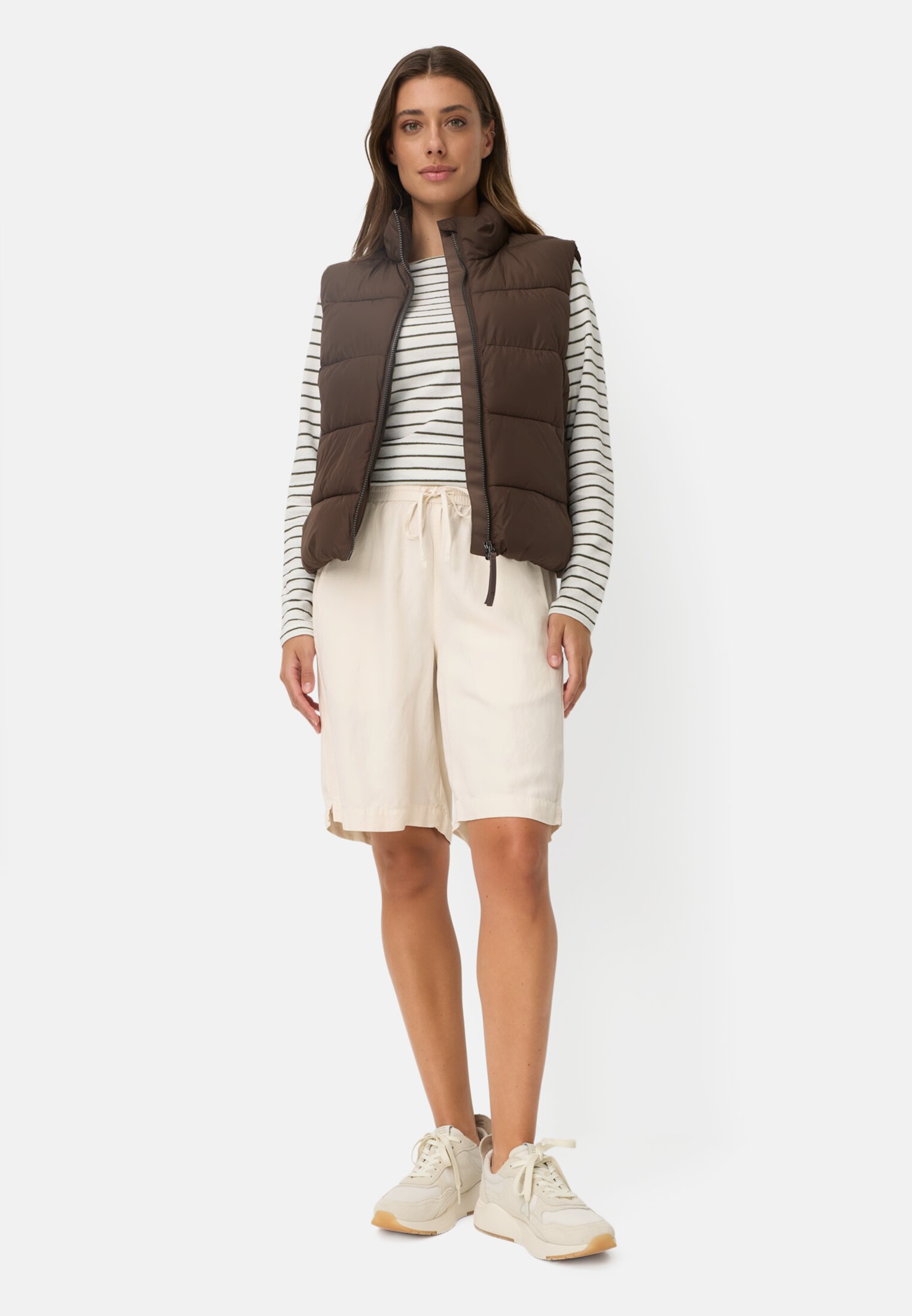 Damen Bermuda Shorts mit Tunnelzug Milchweiß getragen vorne Ganzkörper