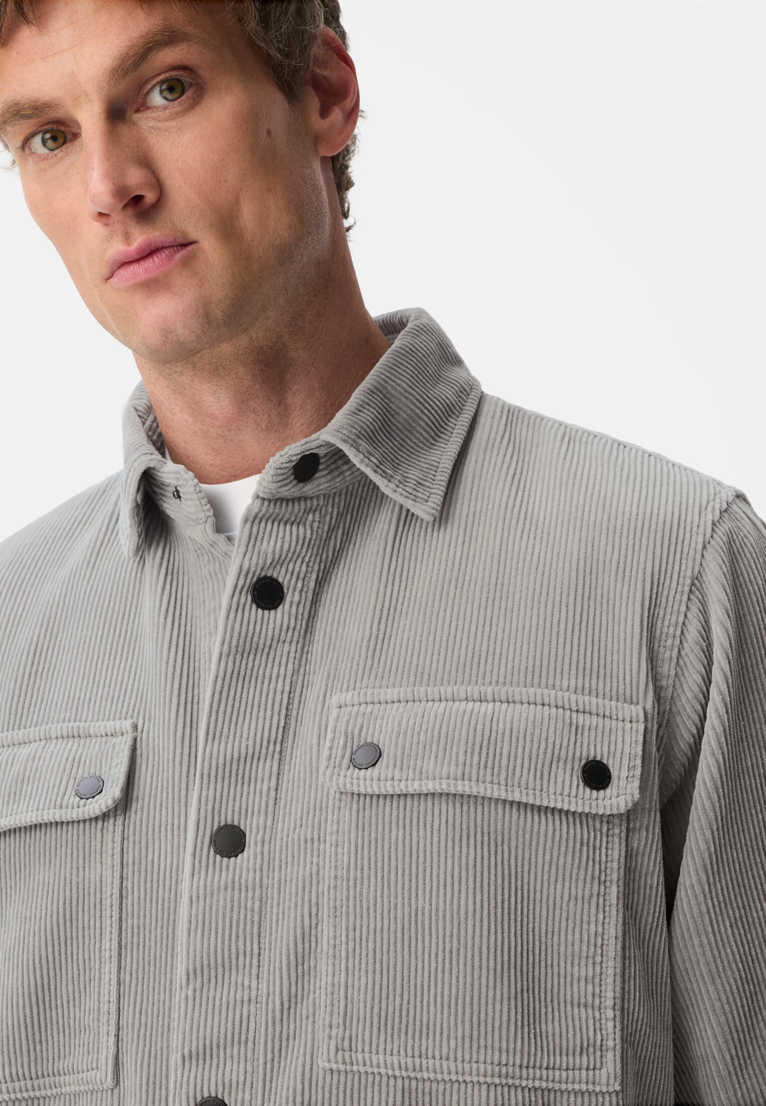 Herren Cord Overshirt aus 100% Baumwolle Grau getragen detailliert nah