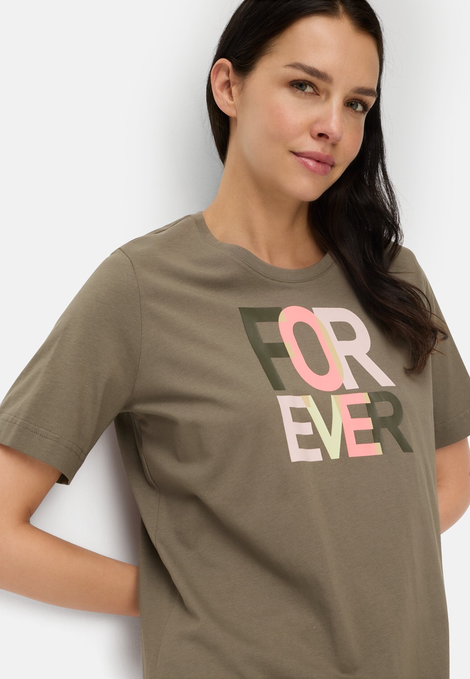 Damen T-Shirt aus reiner Baumwolle Graugrün getragen detailliert nah