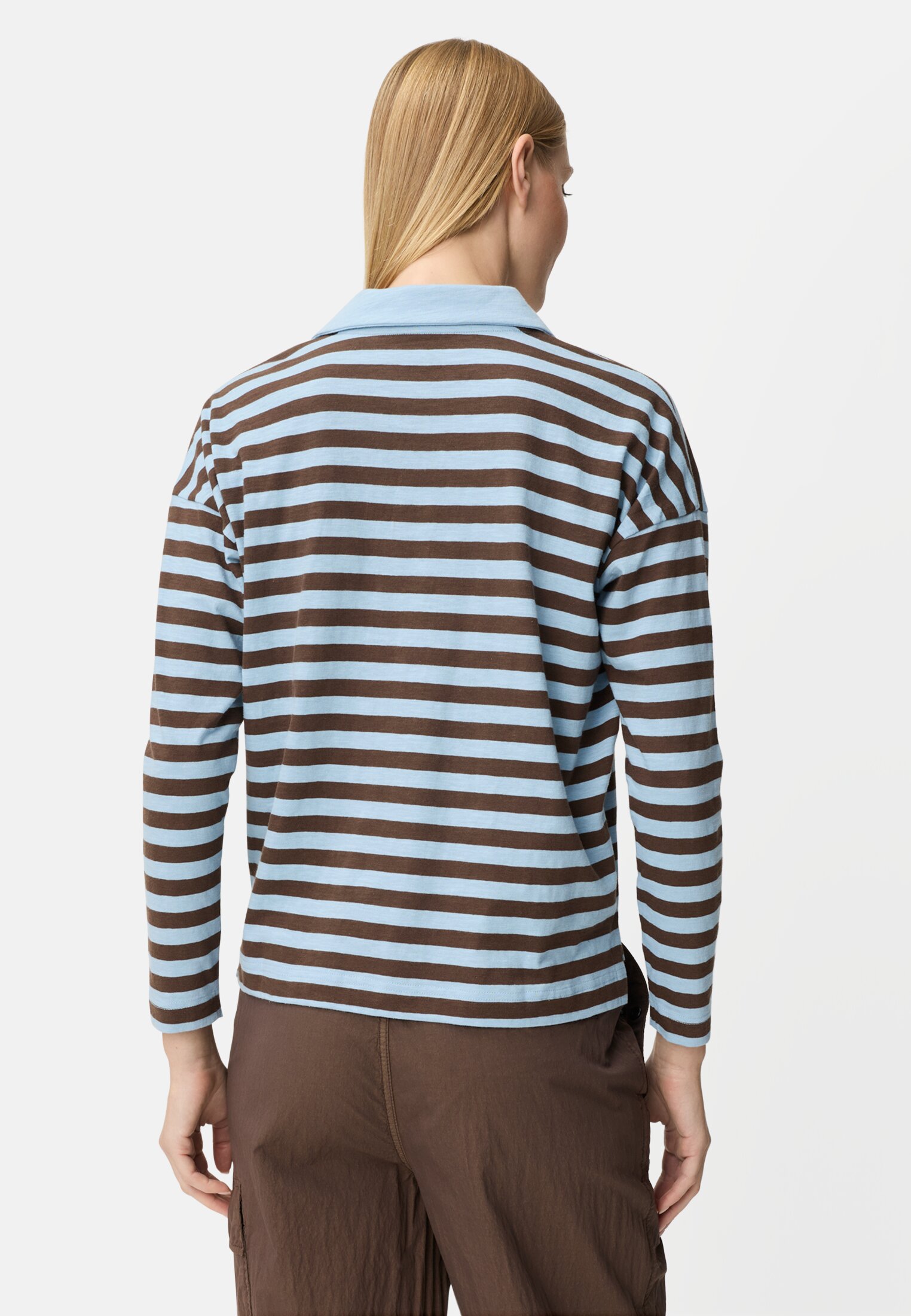 Damen Langarmshirt mit Brusttasche Braun getragen hinten