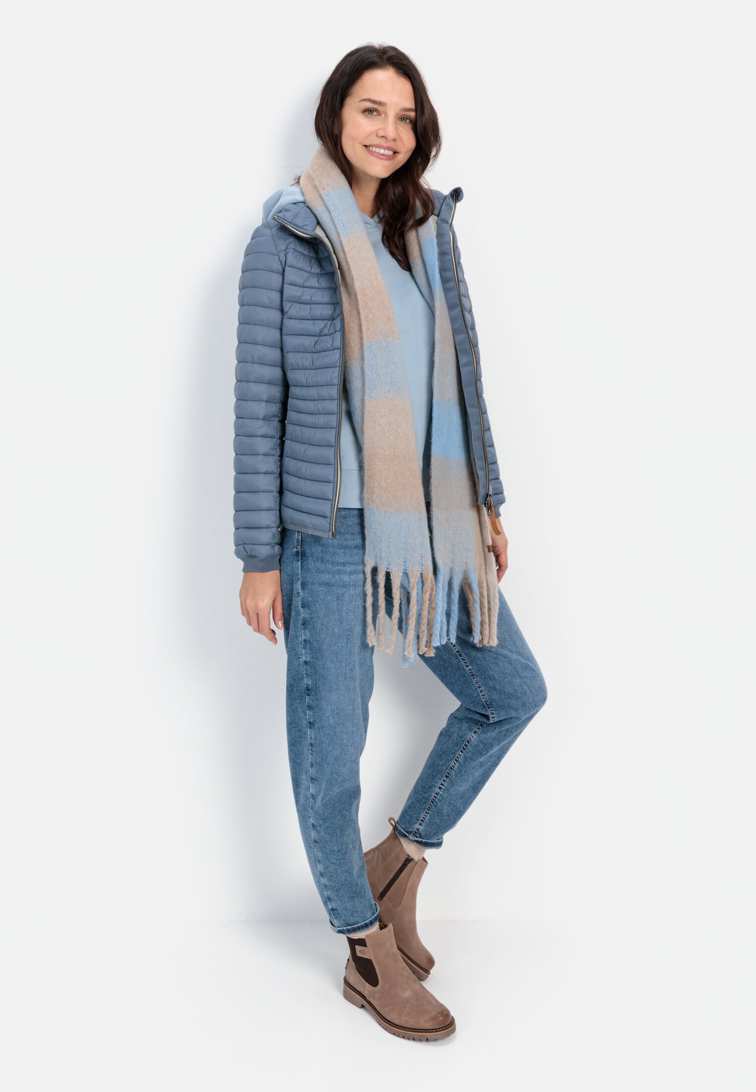 Damen Leichte Steppjacke aus recyceltem Polyamid Blau getragen vorne Ganzkörper