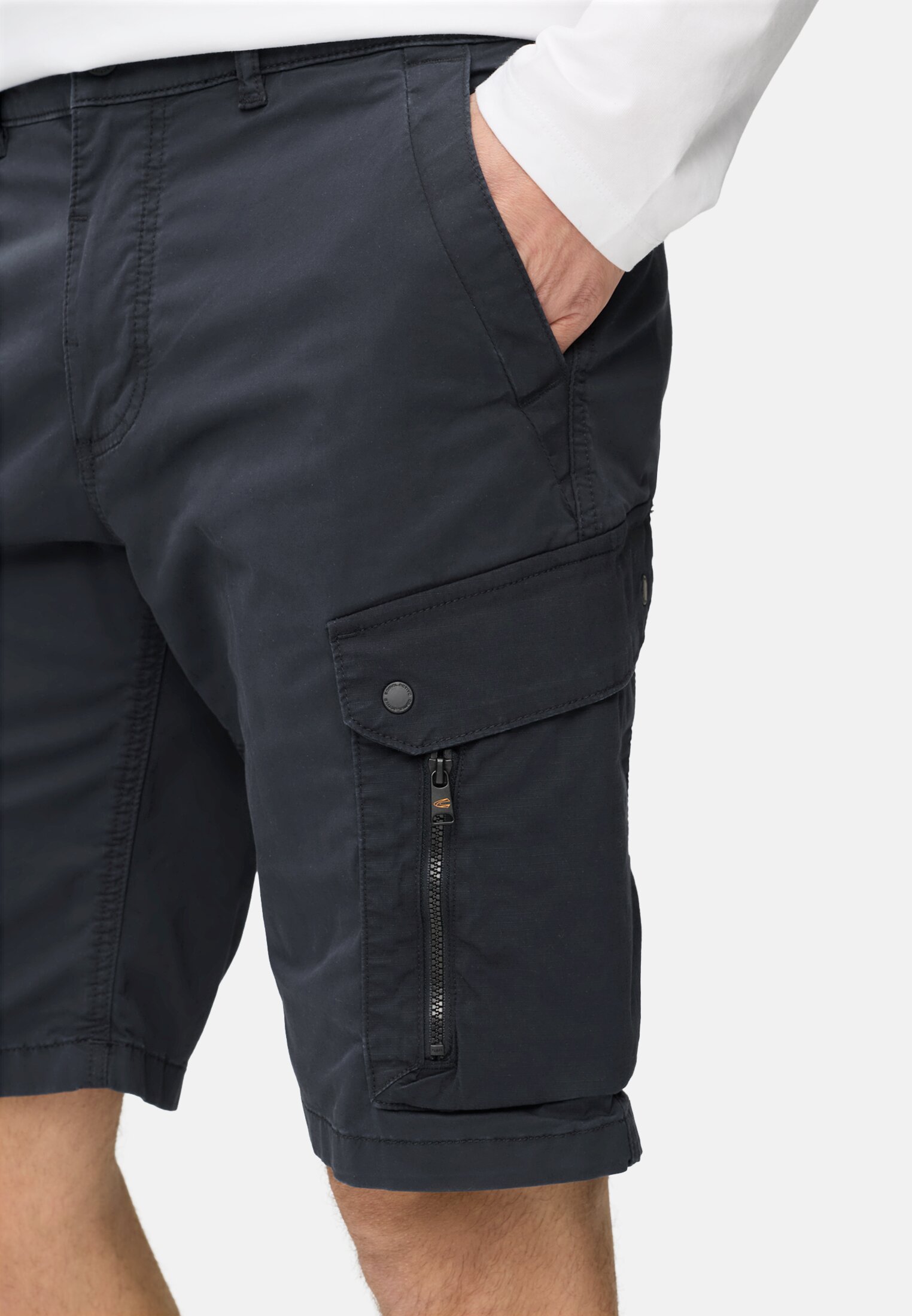 Herren Bermuda Shorts mit Cargo-Taschen Dunkelblau getragen detailliert nah