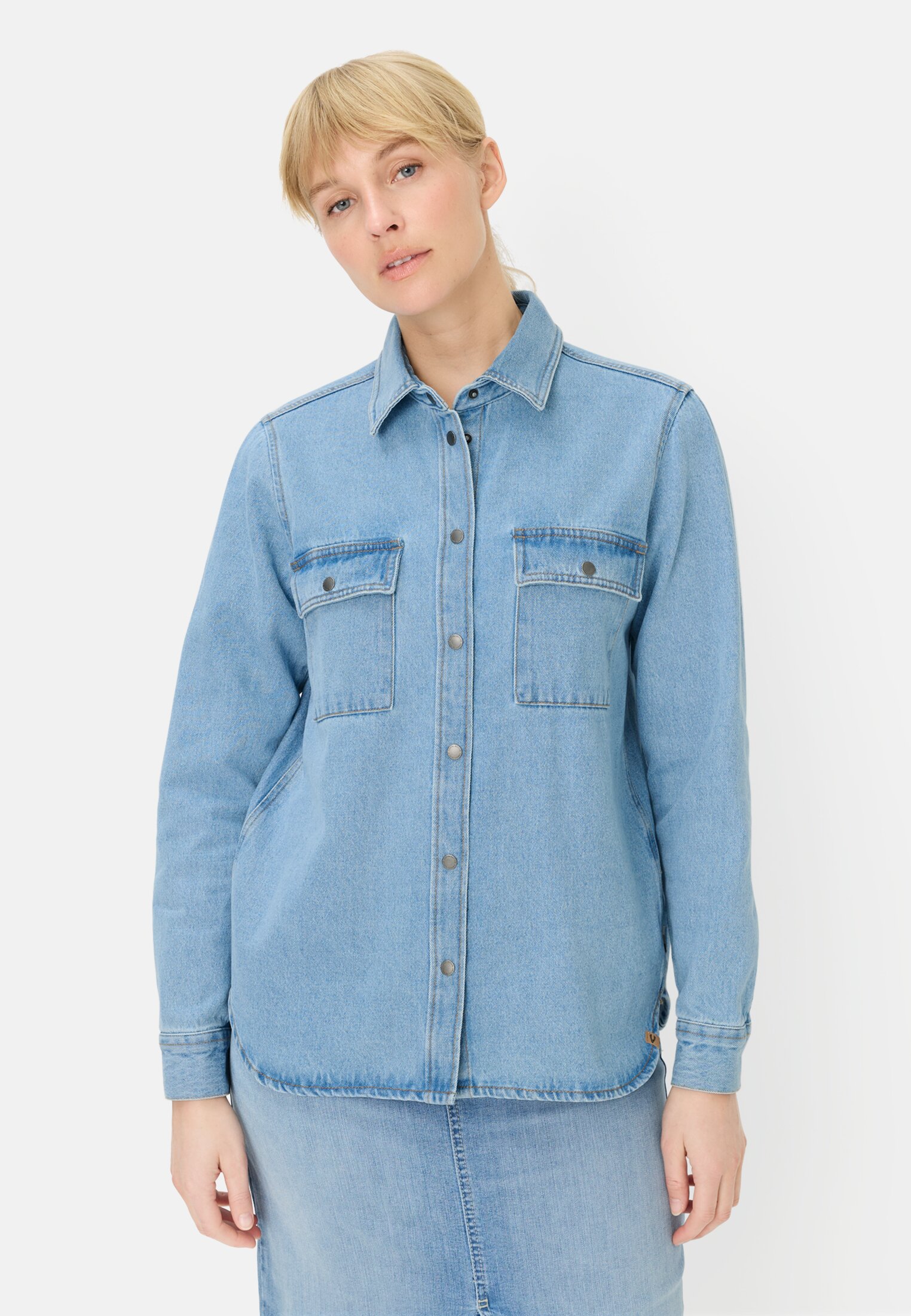 Damen Jeansbluse mit Knopfleiste Dunkelblau getragen vorn