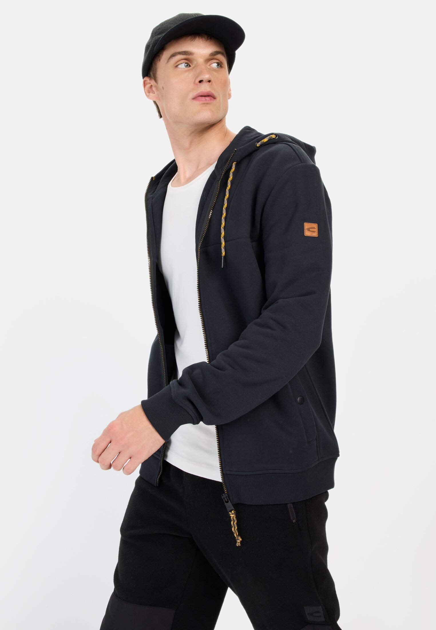 Herren Sweatjacke aus einem Organic Cotton mix Nachtblau getragen emotional
