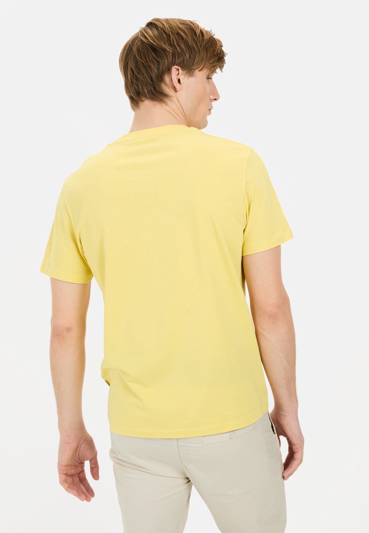 Heren Basic T-shirt made of pure cotton Geel gedragen achter