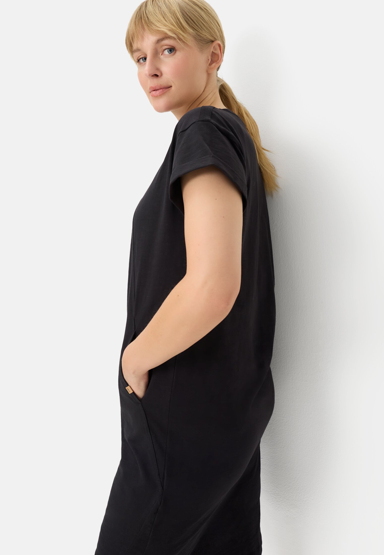 Damen Kleid aus reiner Baumwolle Kaviar getragen emotional