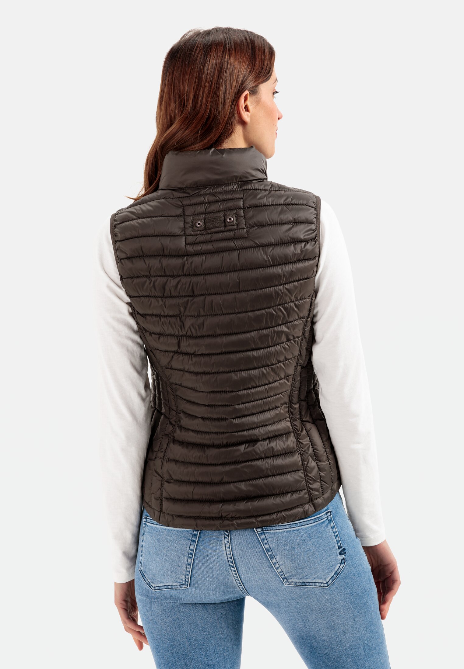 Damen Steppweste aus 100% recyceltem Material Braun getragen hinten