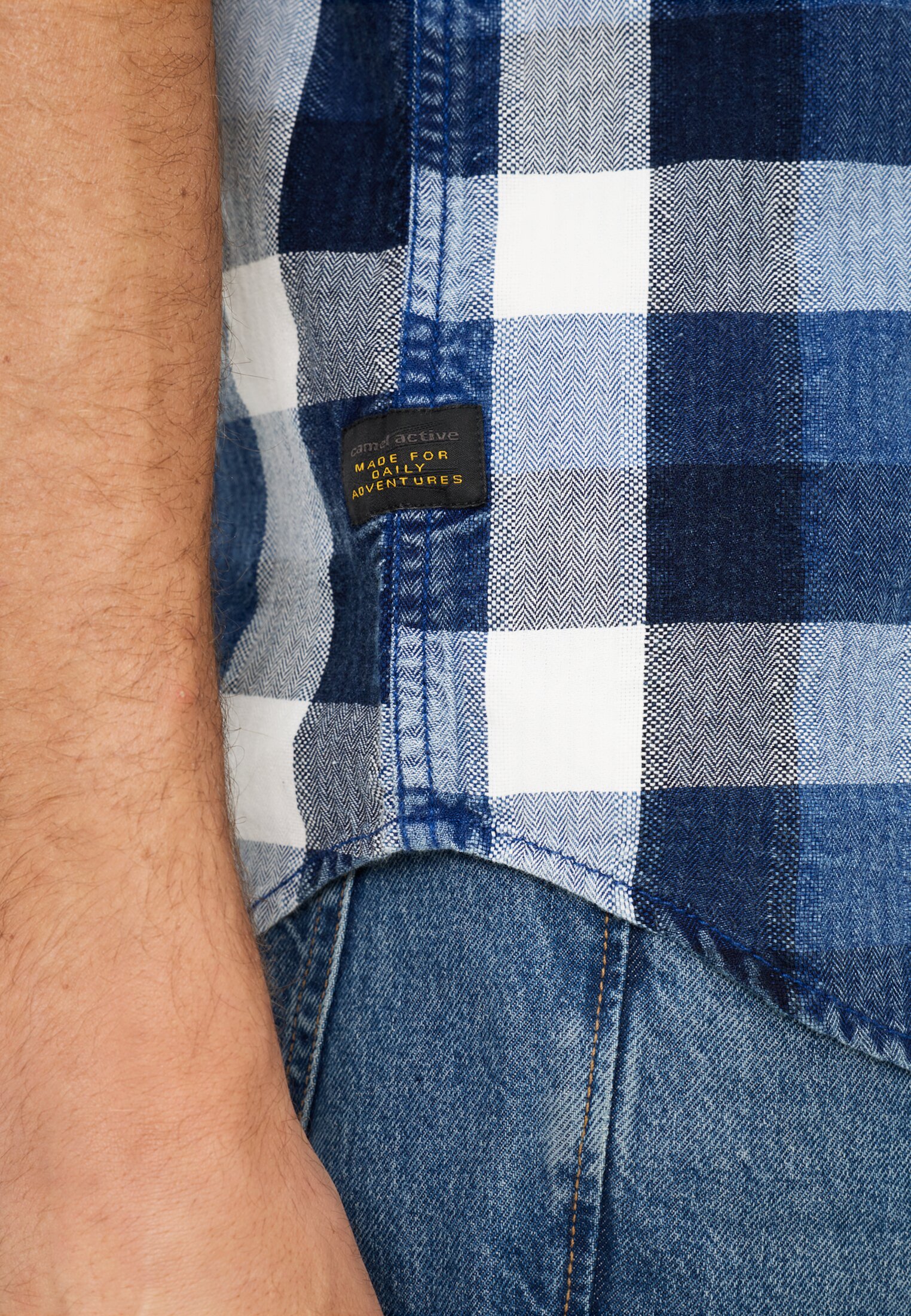 Herren Kurzarmhemd mit Brusttaschen Indigoblau getragen detailliert nah