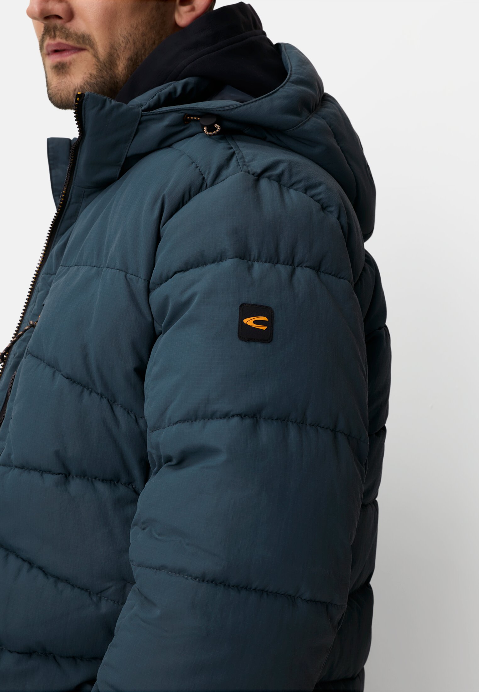 Herren Winterjacke mit abnehmbarer Kapuze Tintenblau getragen detailliert nah