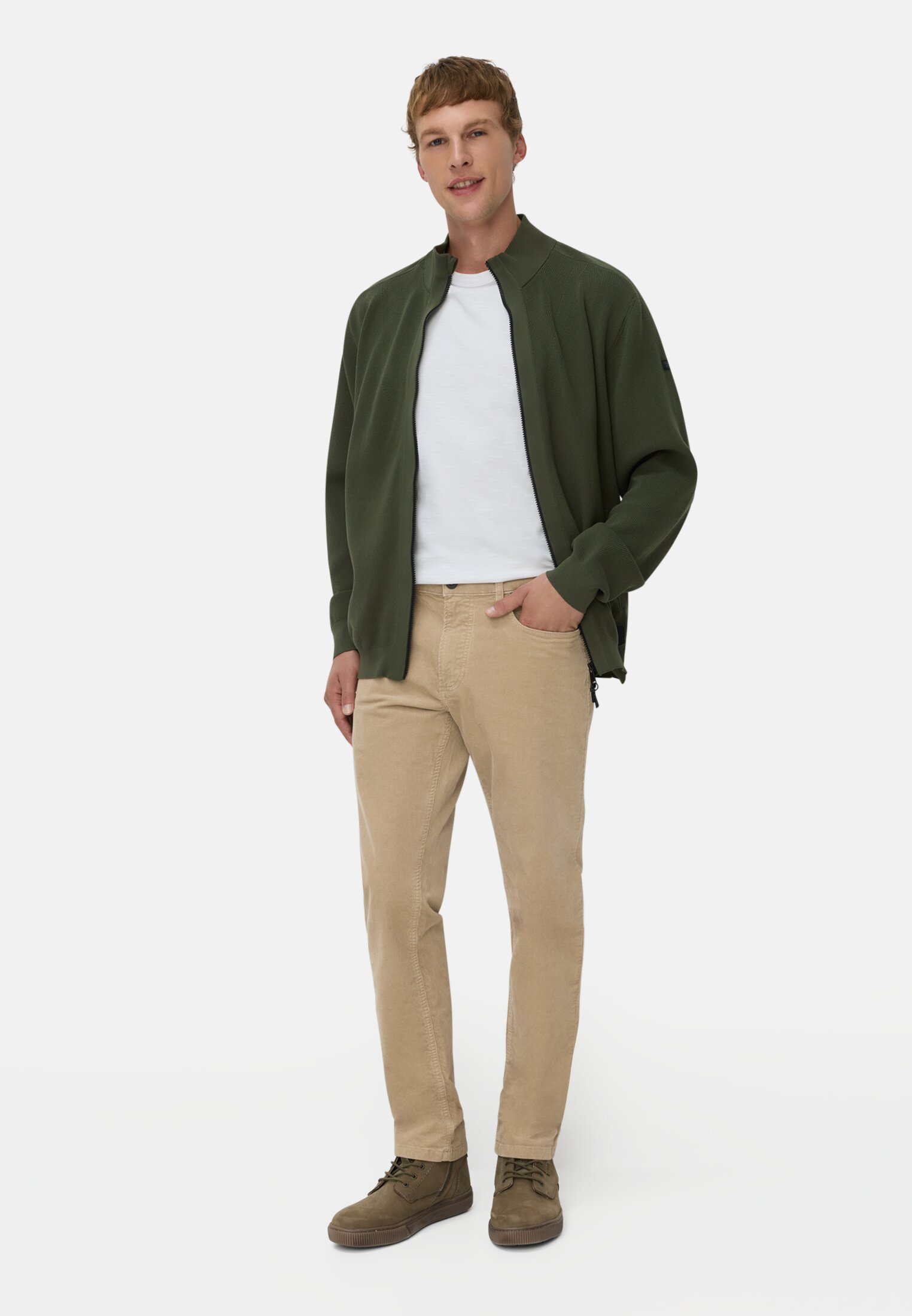 Herren 5-Pkt Regular Fit Hose aus Baumwollmix Beige getragen vorne Ganzkörper
