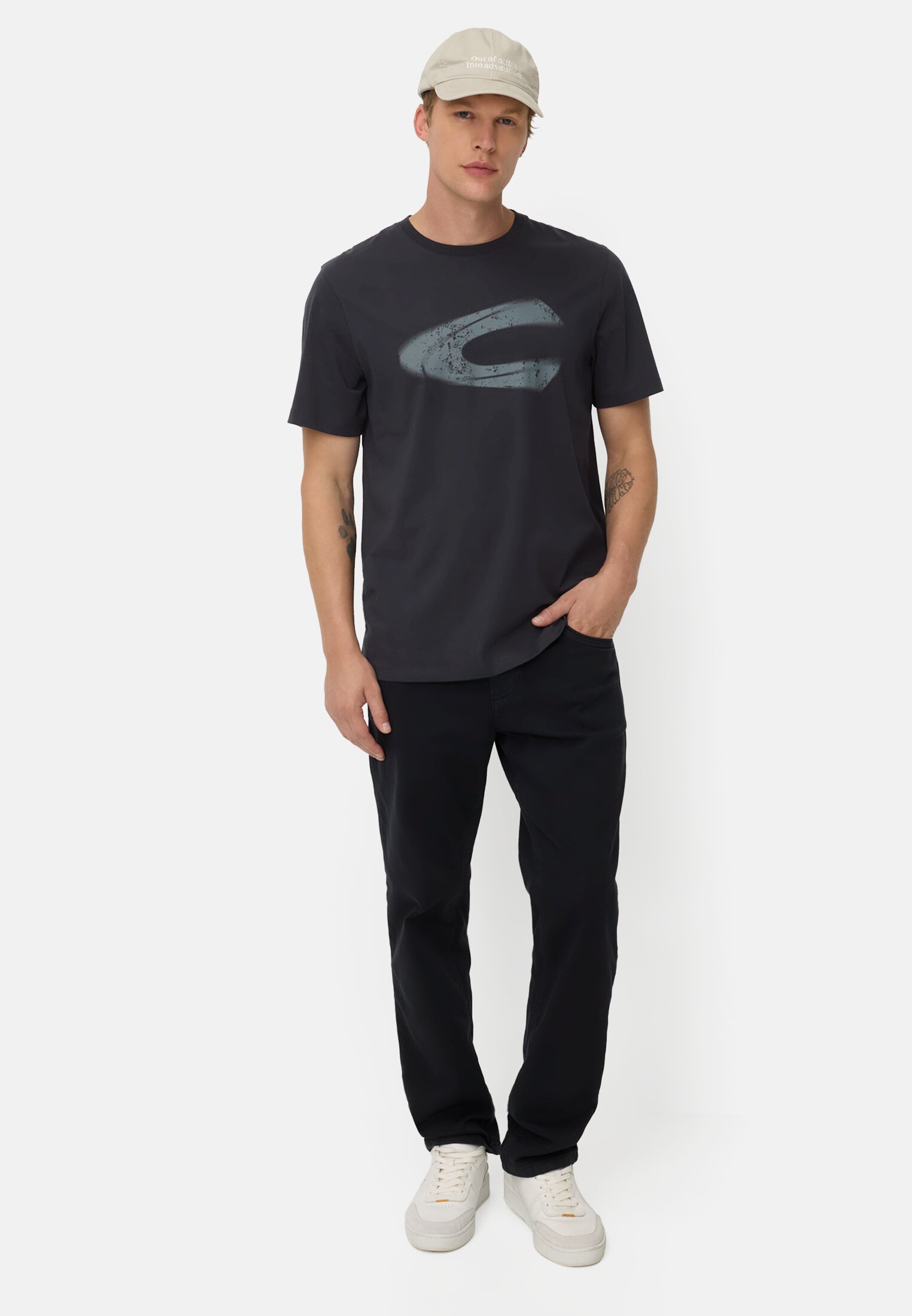 Herren T-Shirt mit Logoprint aus organic Cotton Navyblau getragen vorne Ganzkörper