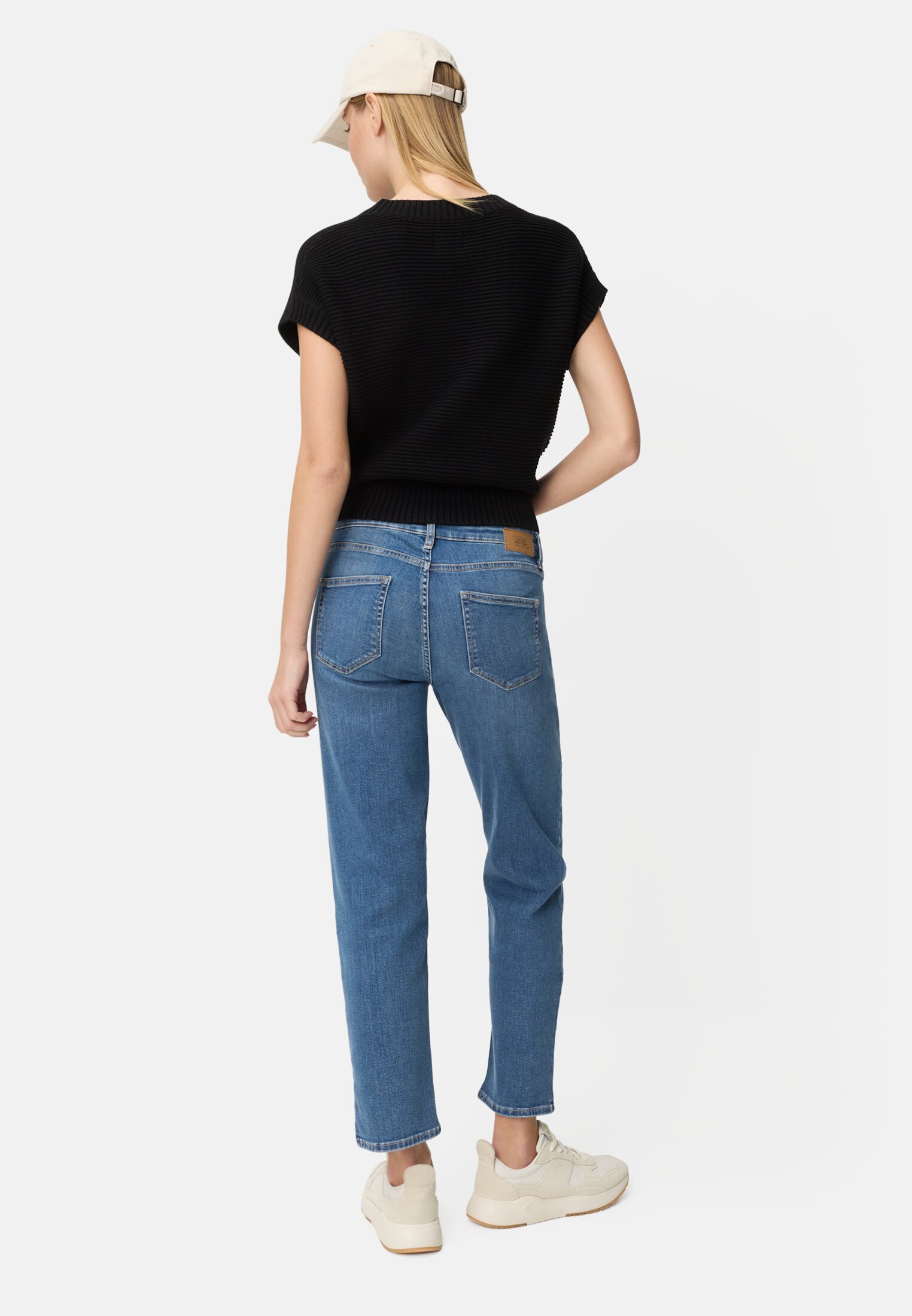 Damen 5 Pocket Straight Fit Jeans Mittelblau getragen hinten