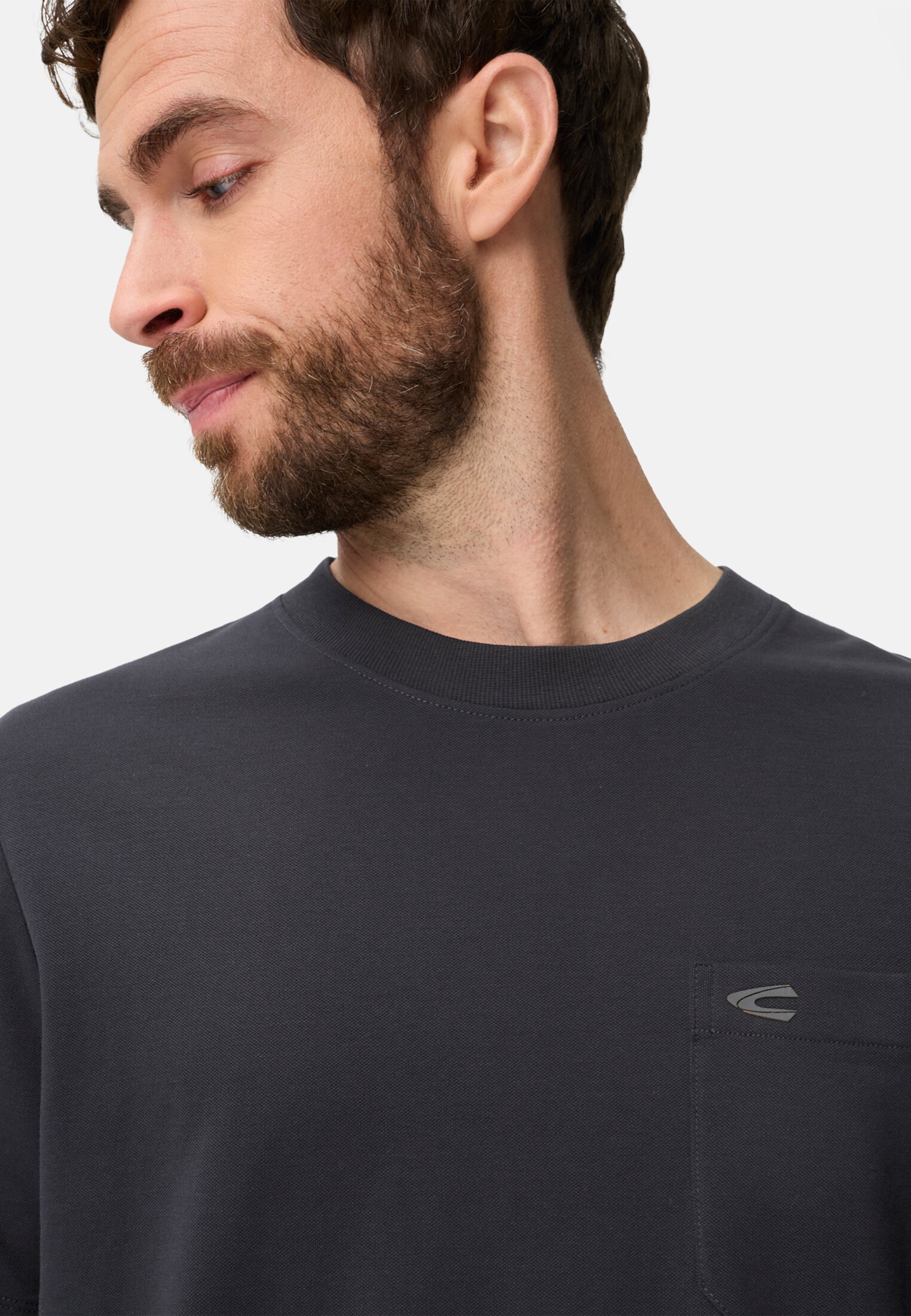 Heren T-shirt met borstzak Donkerblauw gedragen detail dichtbij