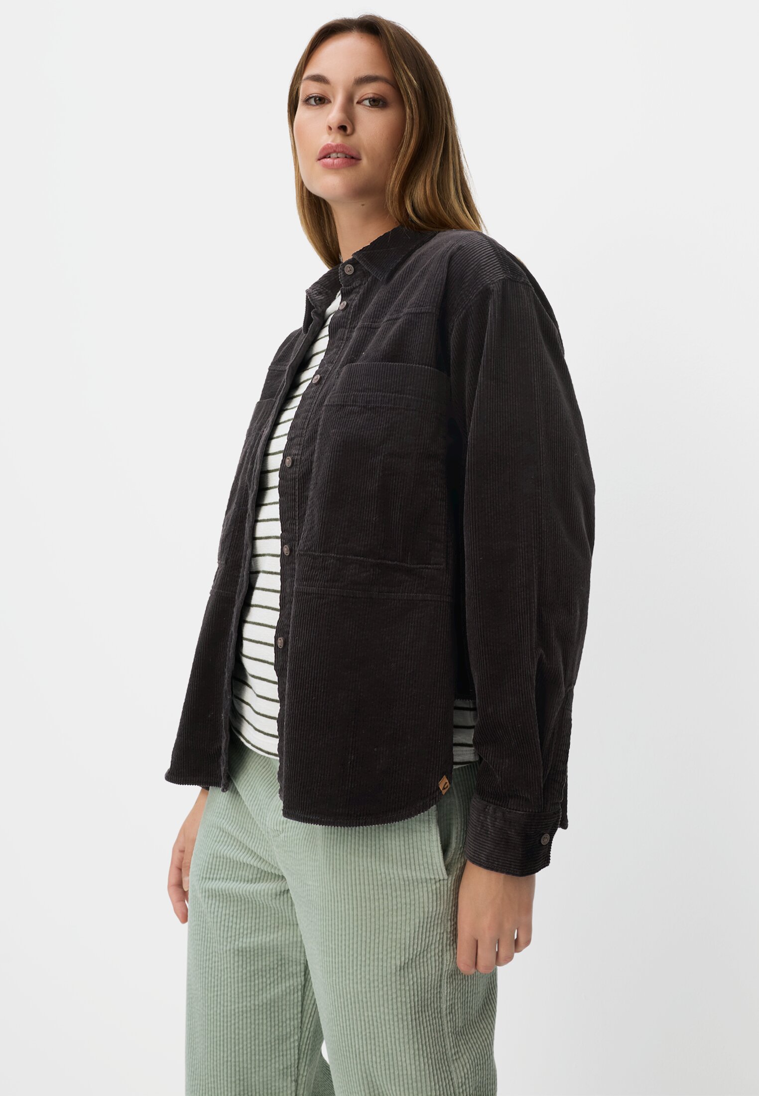 Damen Oversize-Bluse mit Hemdkragen Schwarz getragen emotional